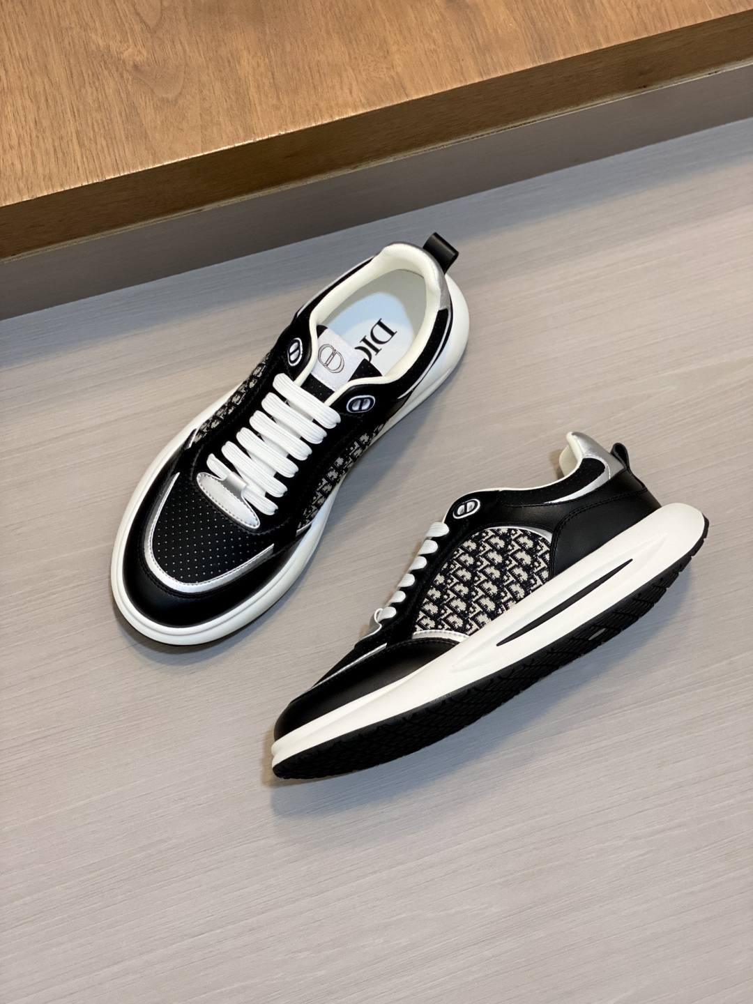 [Dior] 디올 시그니처 엠보스 & 패브릭 콤비 스니커즈 신발