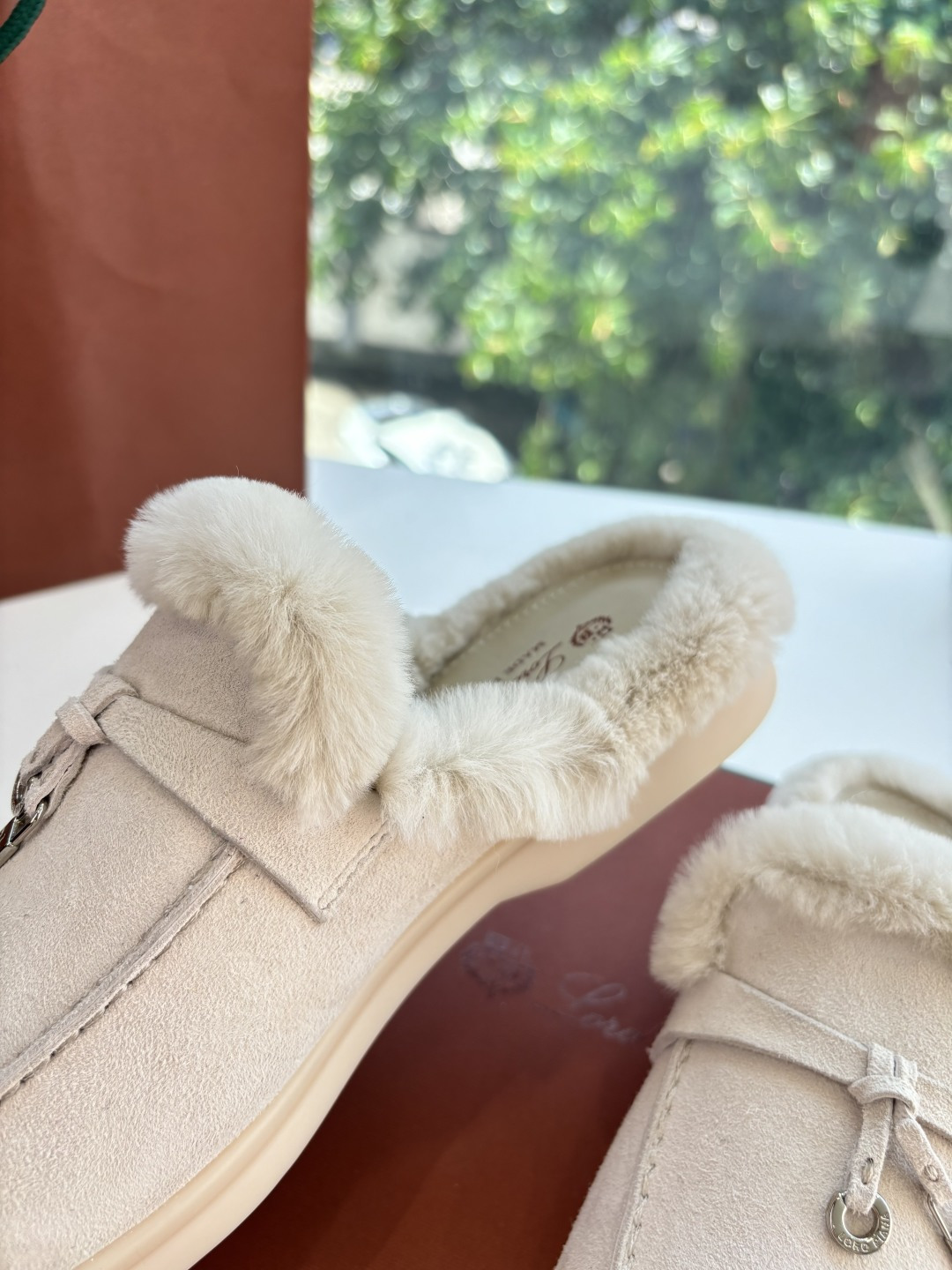 로로피아나(Loro Piana) 커플 퍼 트리밍 스웨이드 뮬 슬리퍼 신발