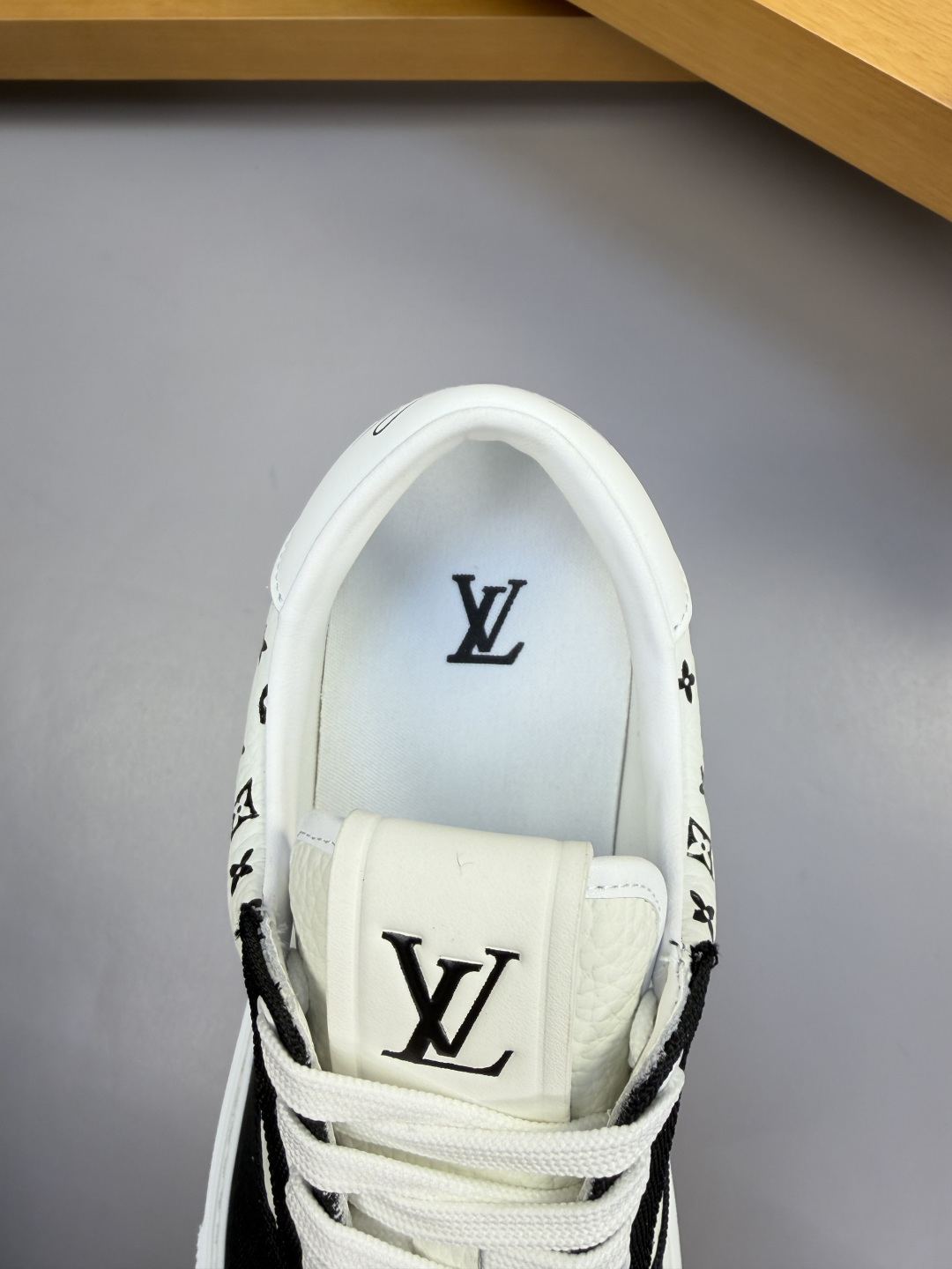 [Louis Vuitton] LV 루이비통 프리미엄 슈링크 레더 & 컬러 프린트 모노그램 스니커즈 신발