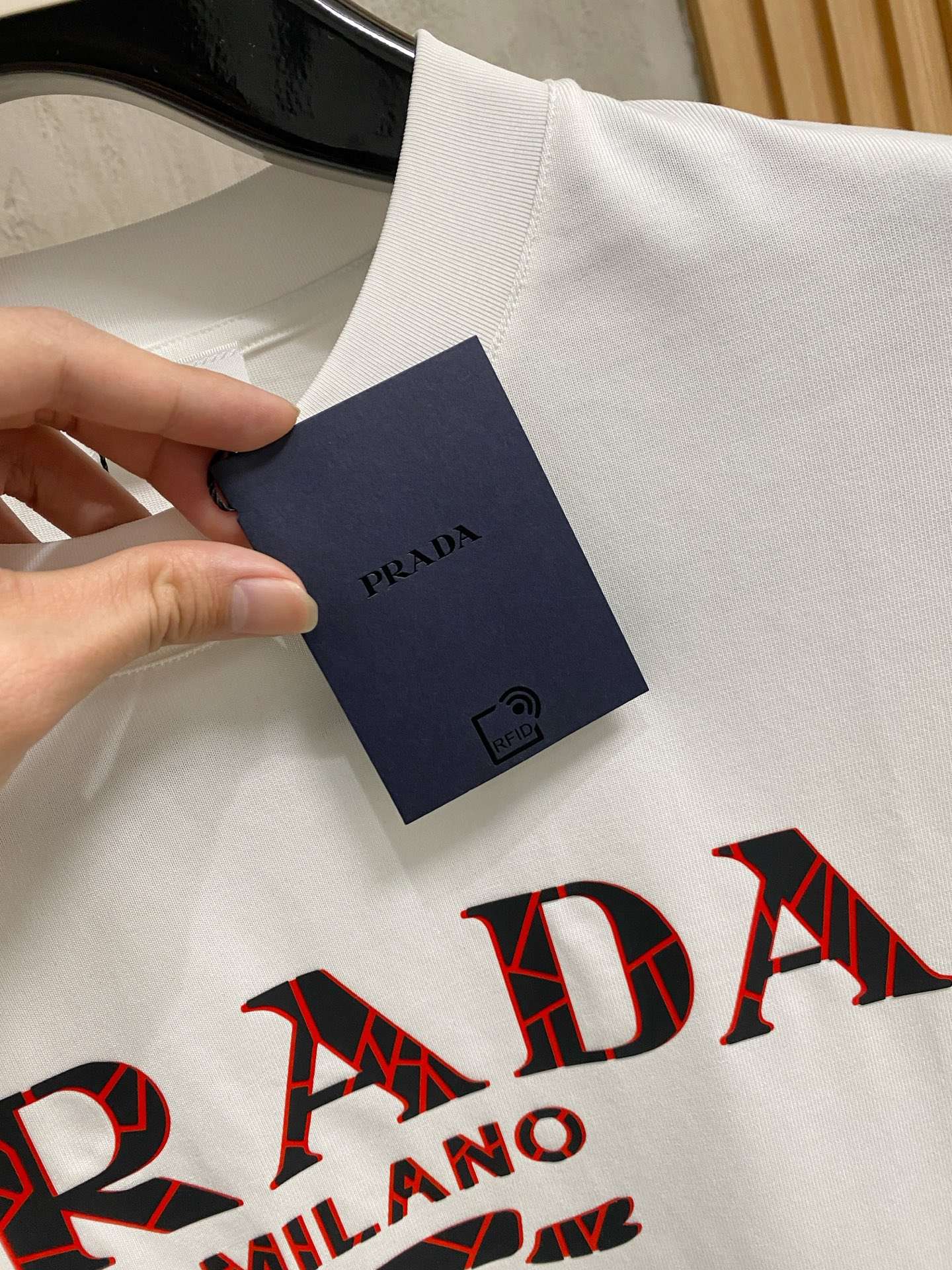프라다(PRADA) 밀라노 로고 그래픽 프린트 반팔 티셔츠 상의 의류