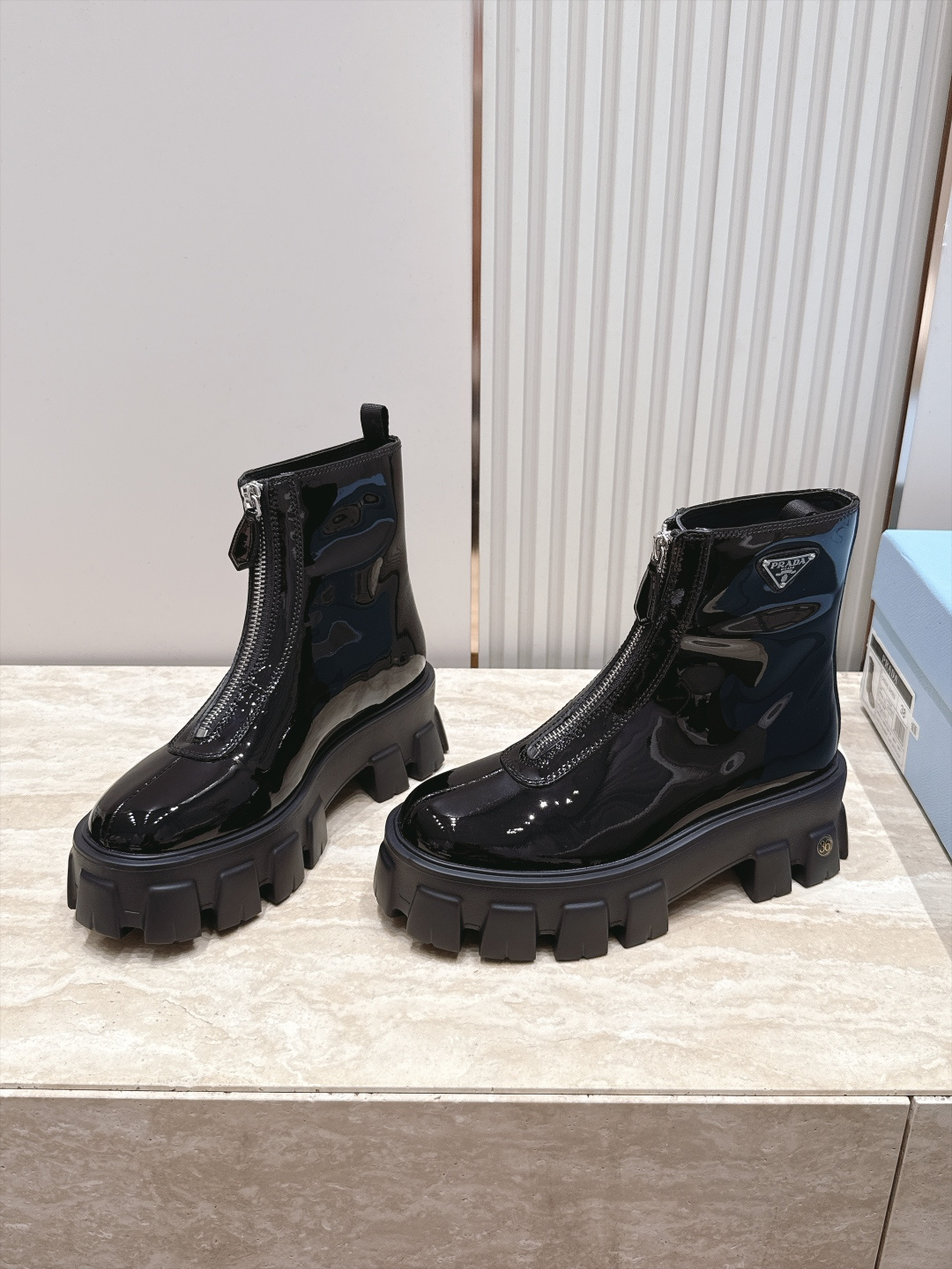 프라다(PRADA) 프론트 지퍼 플랫폼 앵클 부츠 신발