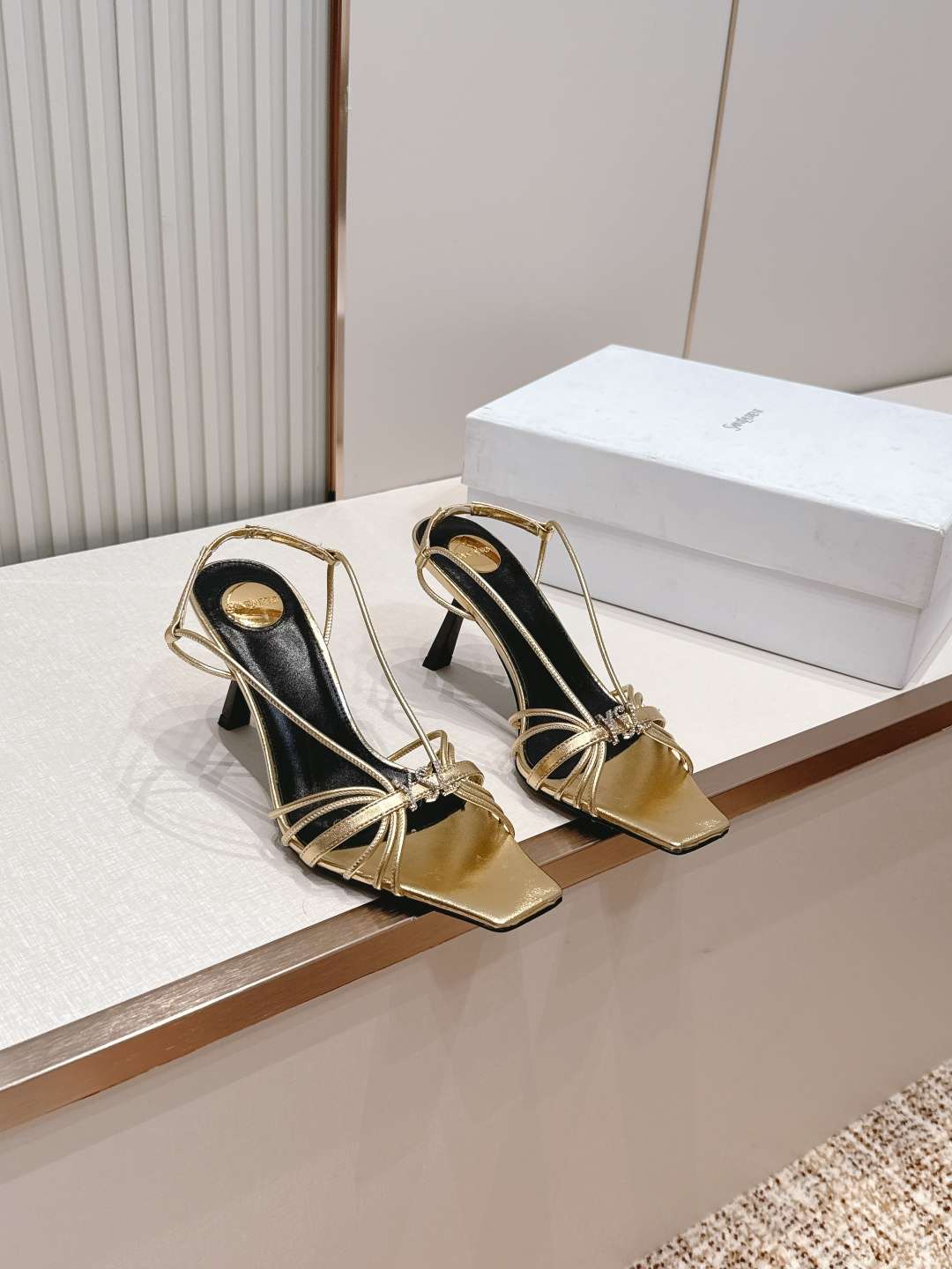 생로랑(YSL) 스퀘어토 스트랩 샌들 신발