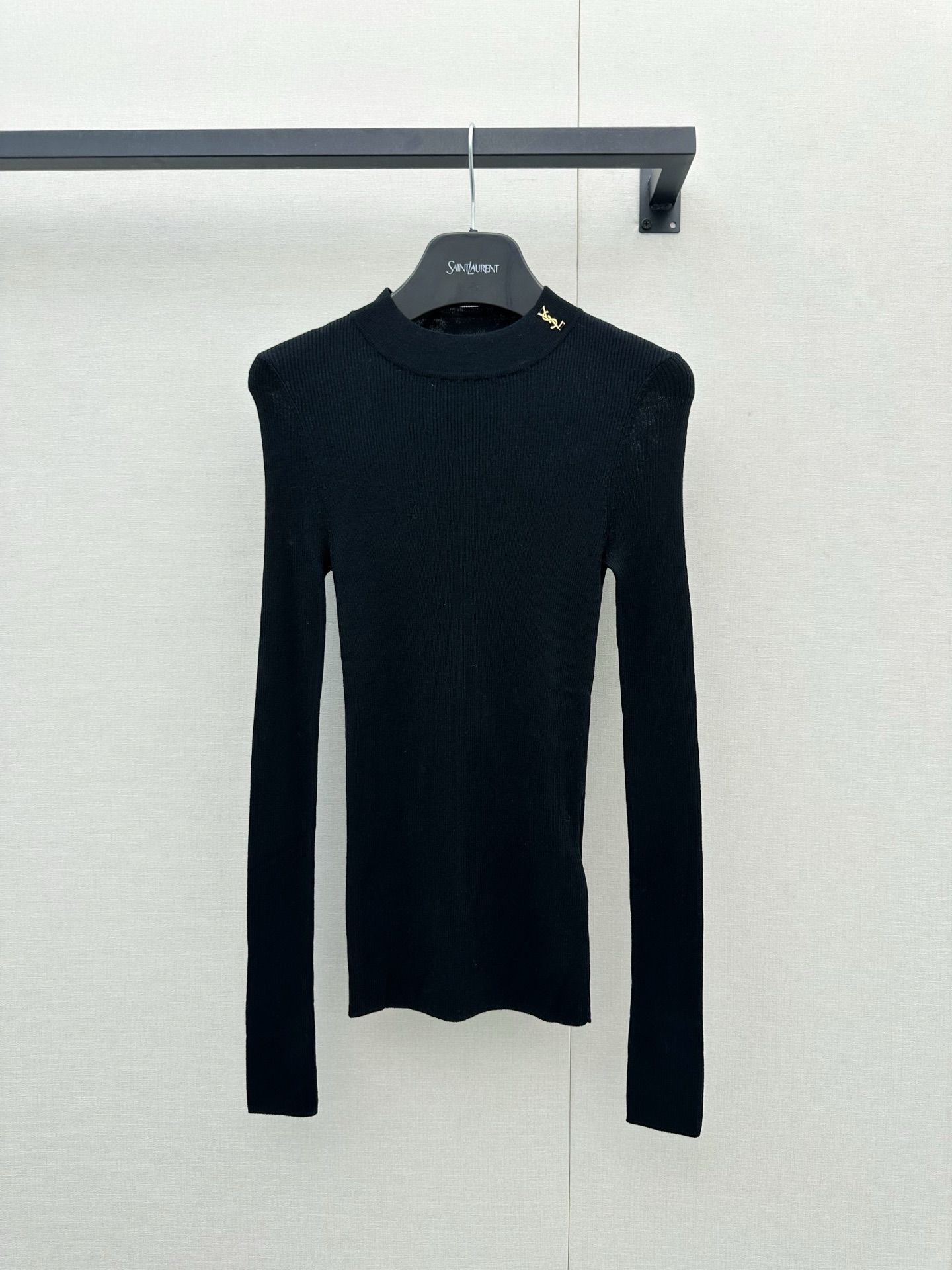 생로랑(SAINT LAURENT) 골드 로고 하프넥 실크 니트 상의 의류