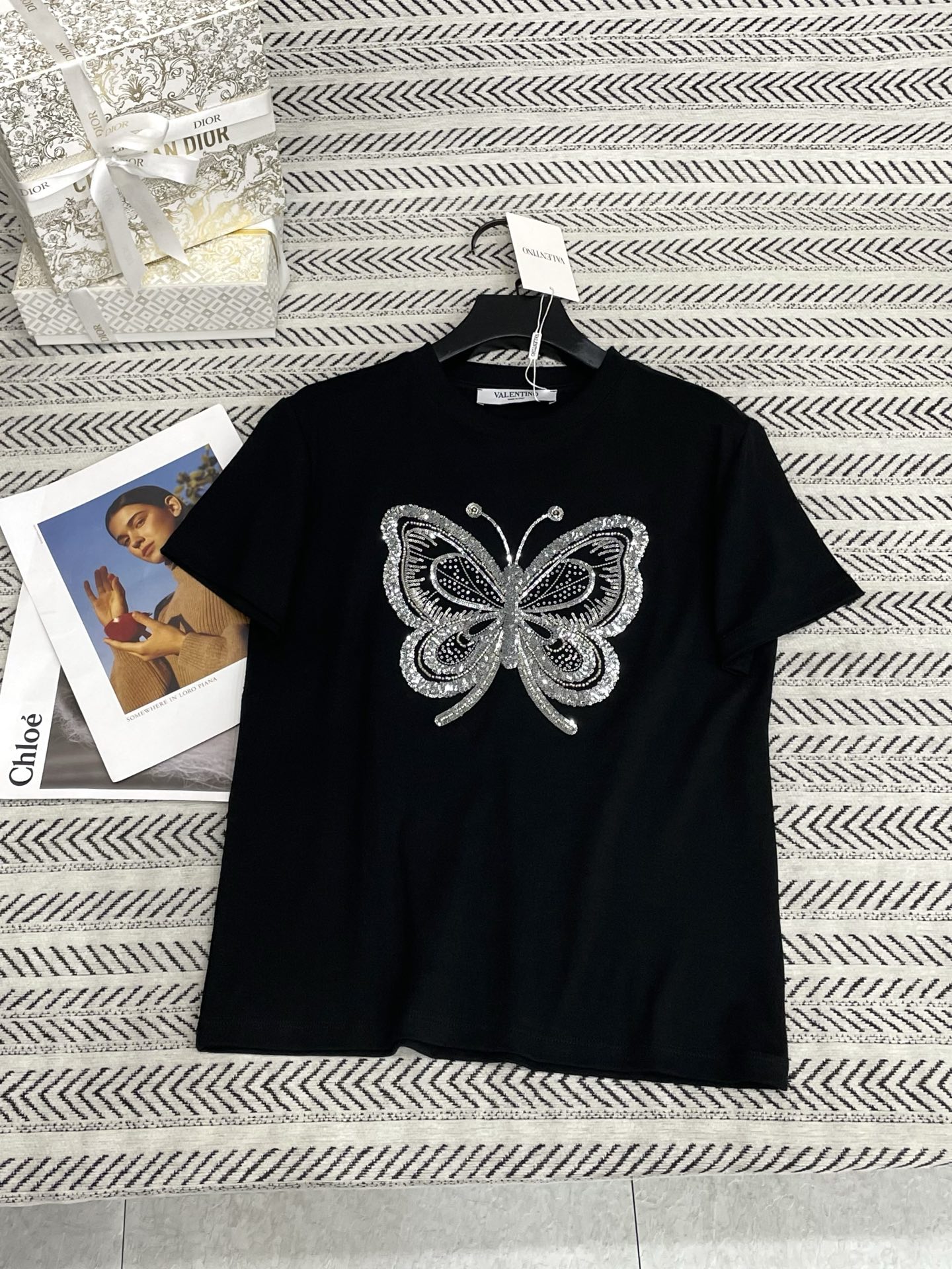 [Valentino] 발렌티노 26SS 시퀸 비드 나비 로고 반팔 티셔츠 의류
