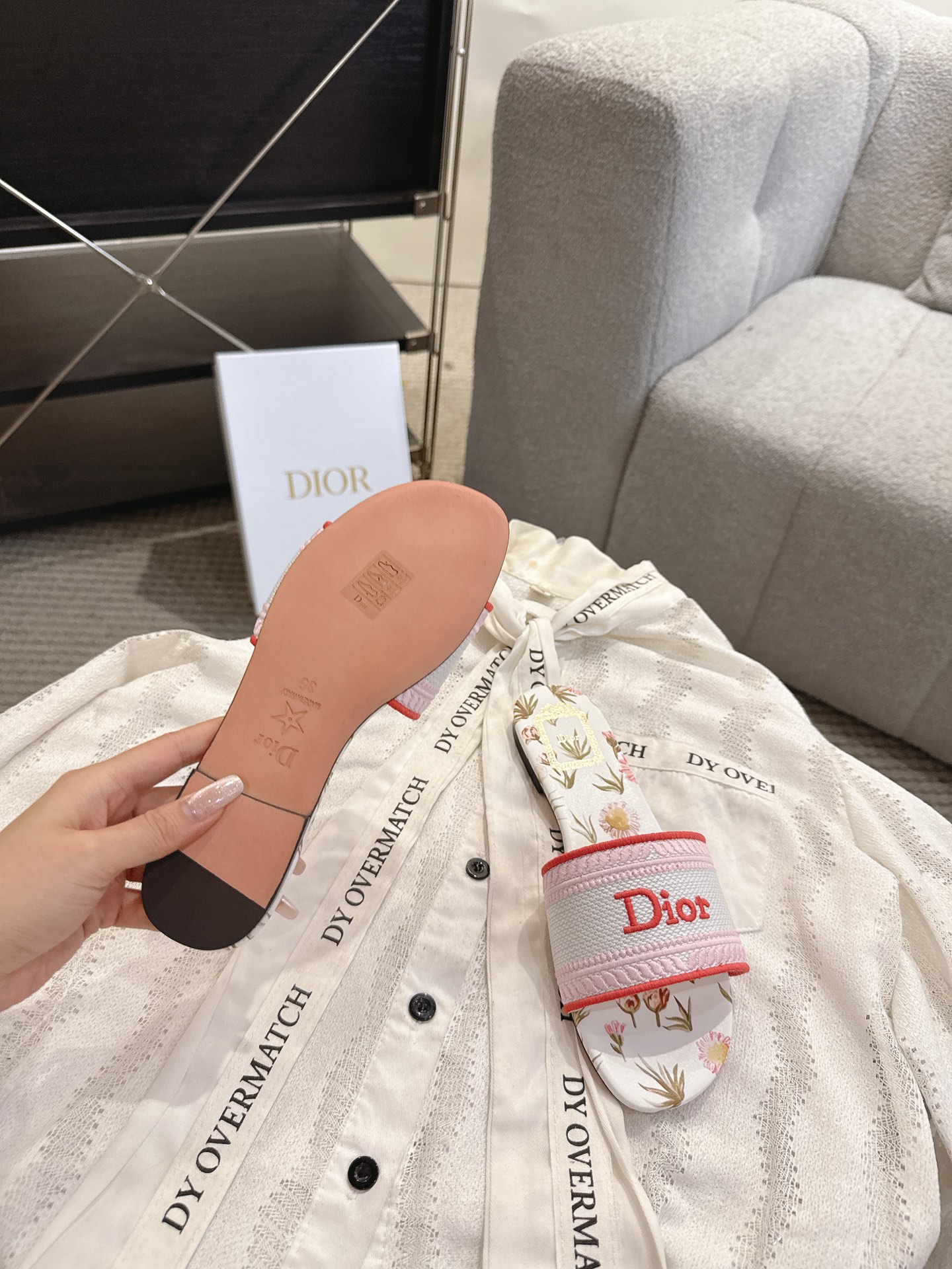 디올(DIOR) 플라워 자수 로고 슬라이드 슬리퍼
