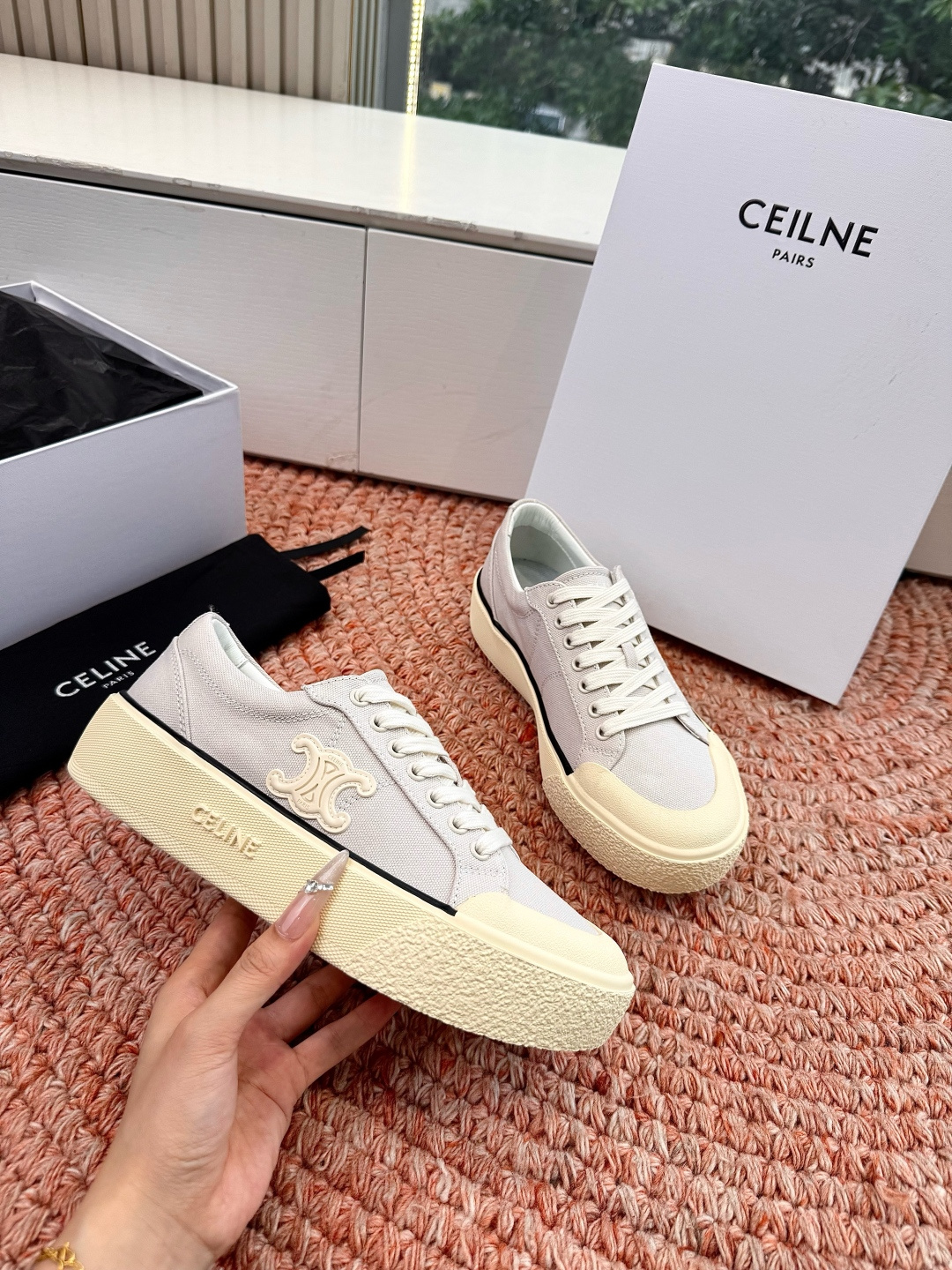 셀린느(CELINE) 트리오페 로고 플랫폼 캔버스 스니커즈 신발