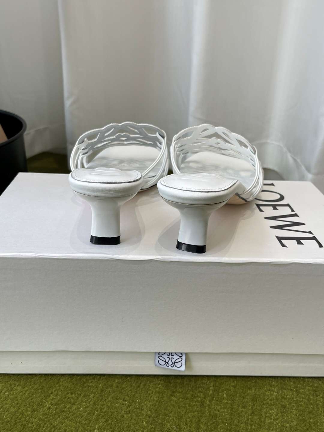 로에베(LOEWE) 아나그램 라인스톤 미들 힐 신발 복제