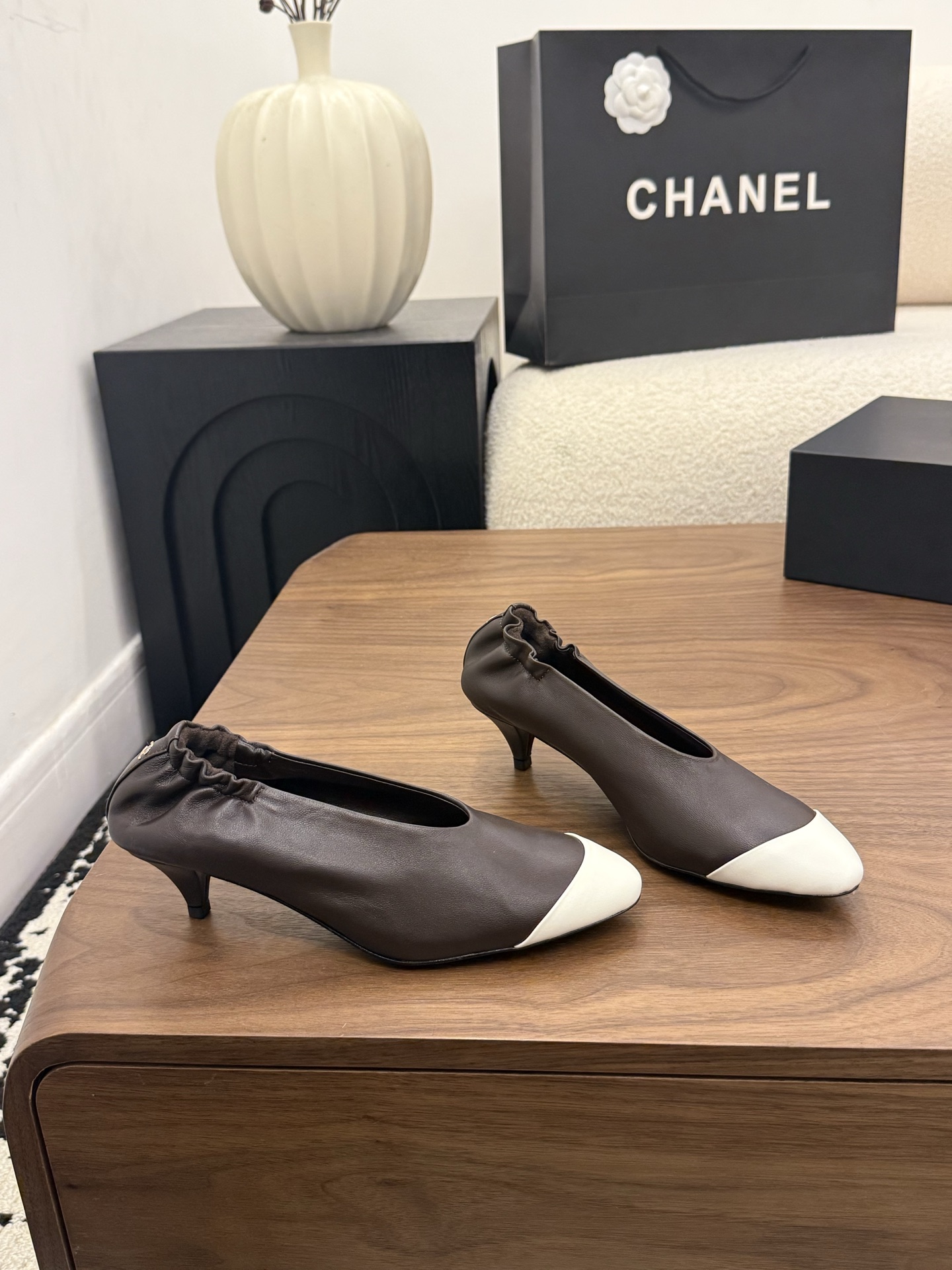 샤넬(CHANEL) 주름 디테일 스틸레토 펌프스 신발
