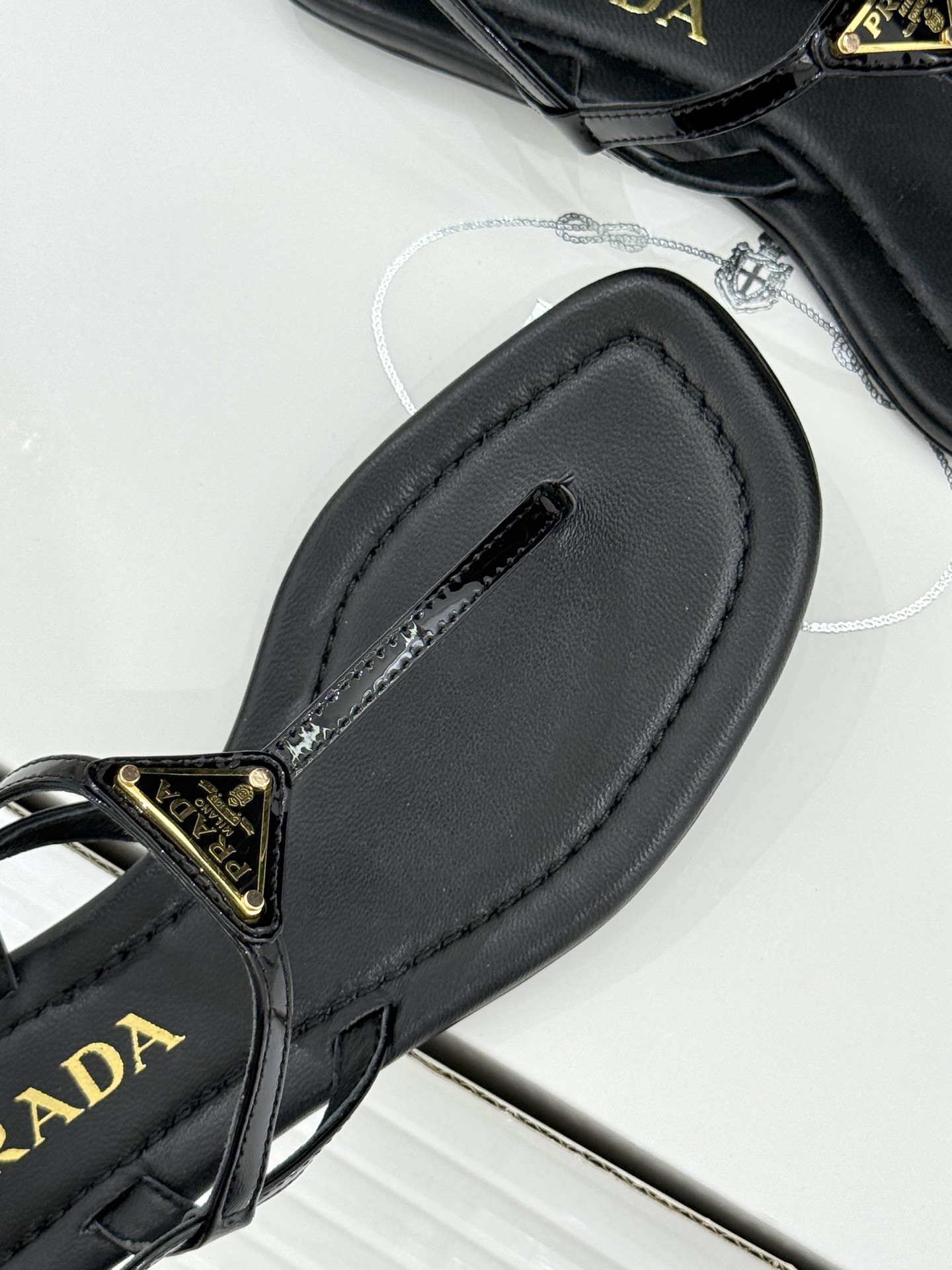 프라다(PRADA) 삼각 로고 플립플랍 샌들 신발