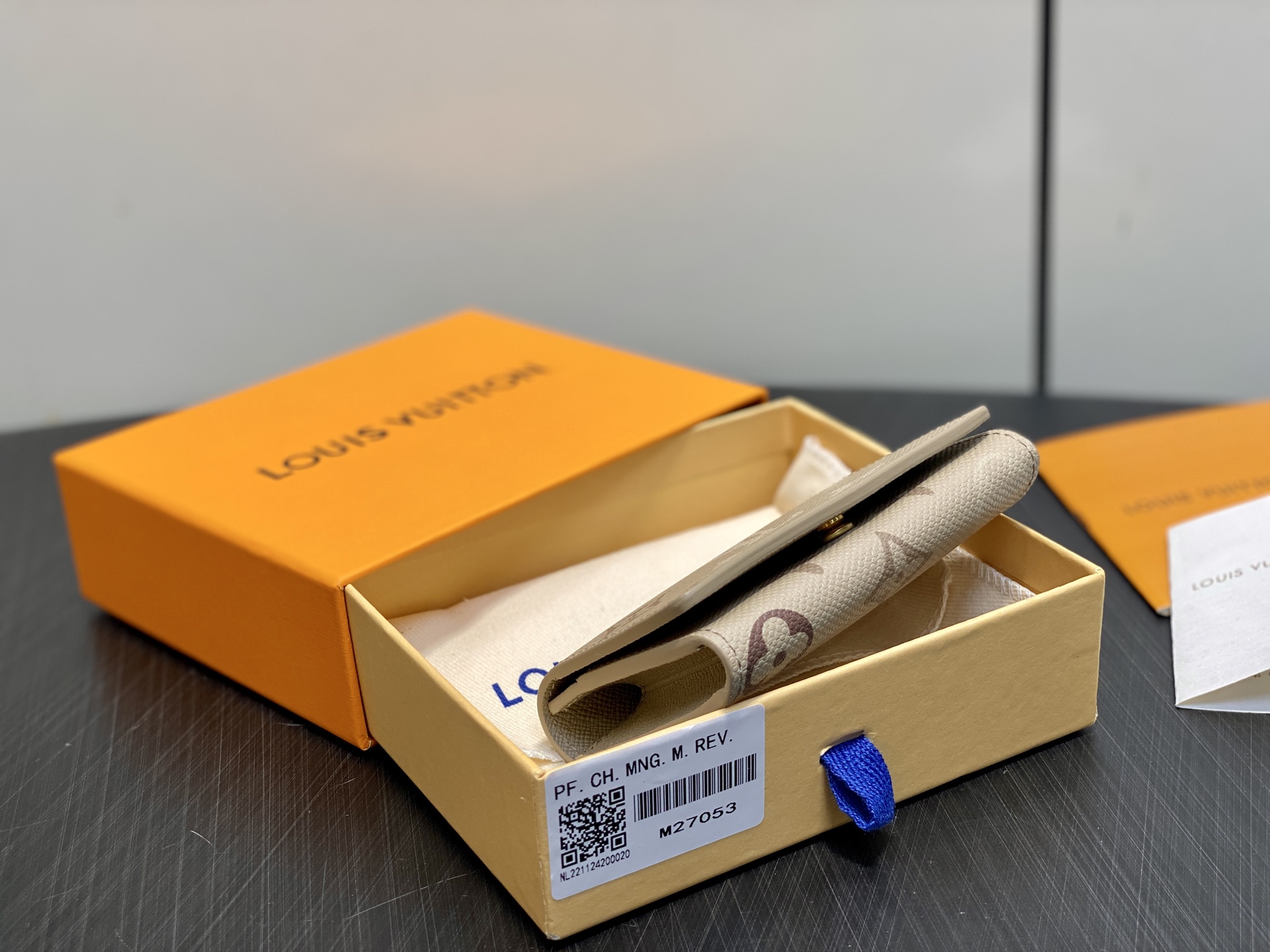 [Louis Vuitton] LV 루이비통 모노그램 서플러스 앙벨롭 카르트 드 비지트 (에이프리콧 그레이) 지갑