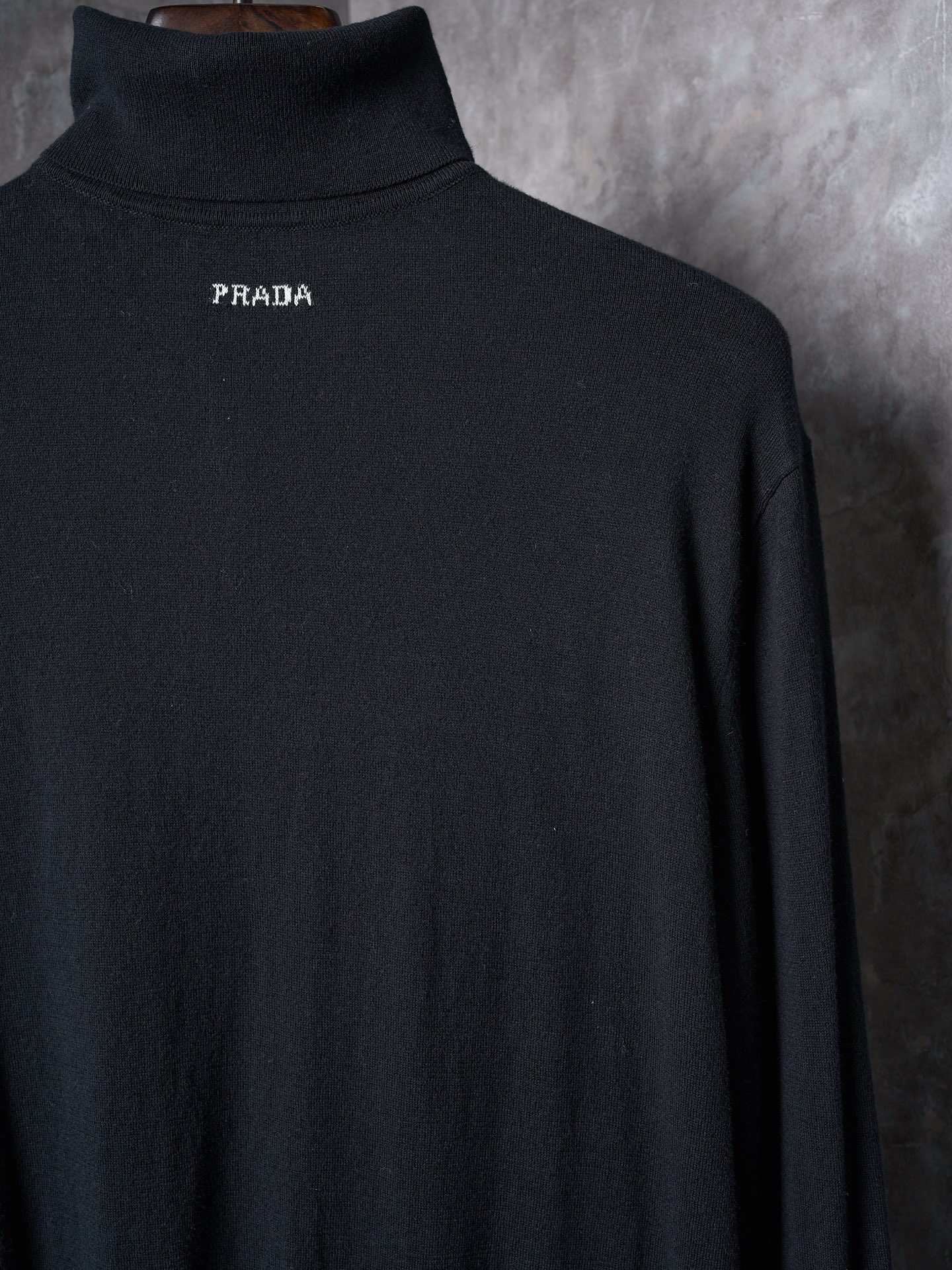 프라다(PRADA) 로고 자카드 터틀넥 울 니트 상의 의류