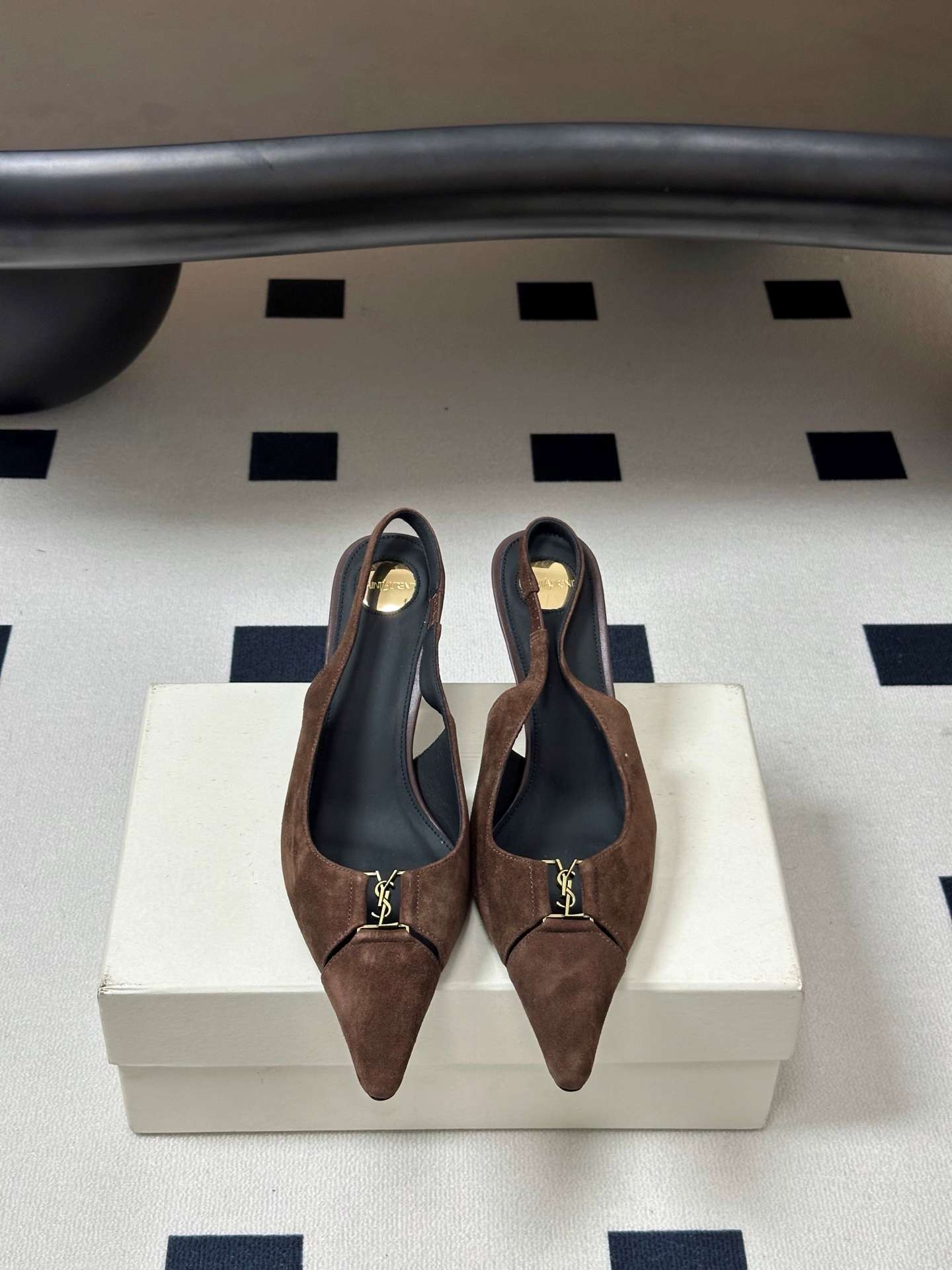 생로랑(SAINT LAURENT) YSL 메탈 로고 캡토 슬링백 펌프스 신발