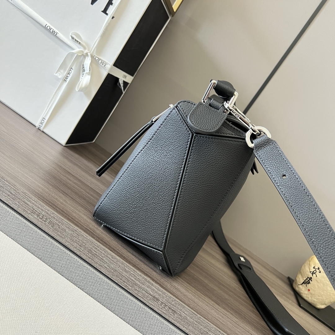 Loewe Puzzle Edge 로에베 퍼즐 라지 백 가방