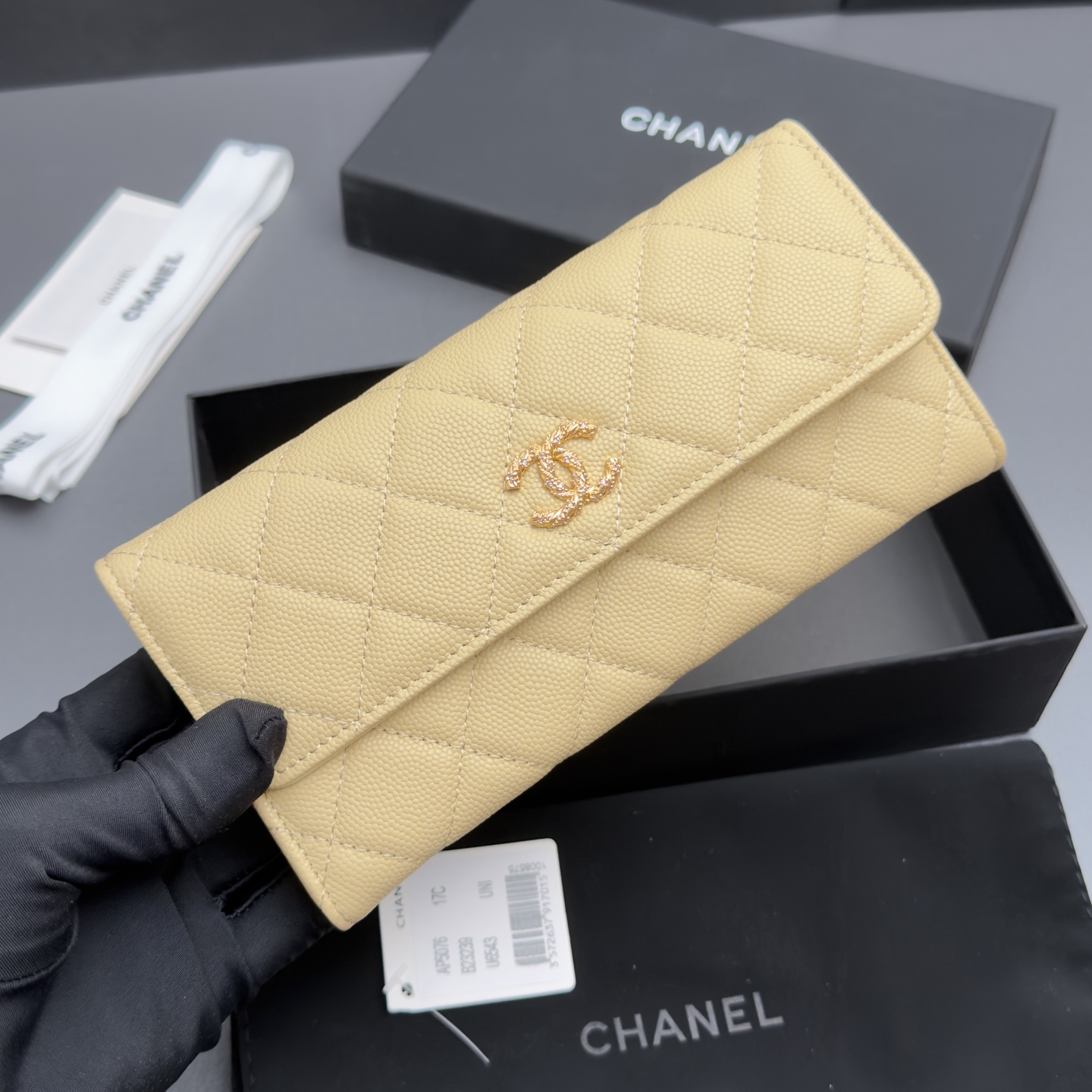 [Chanel] 샤넬 26SS 캐비어 멀티 젬스톤 플랩 장지갑