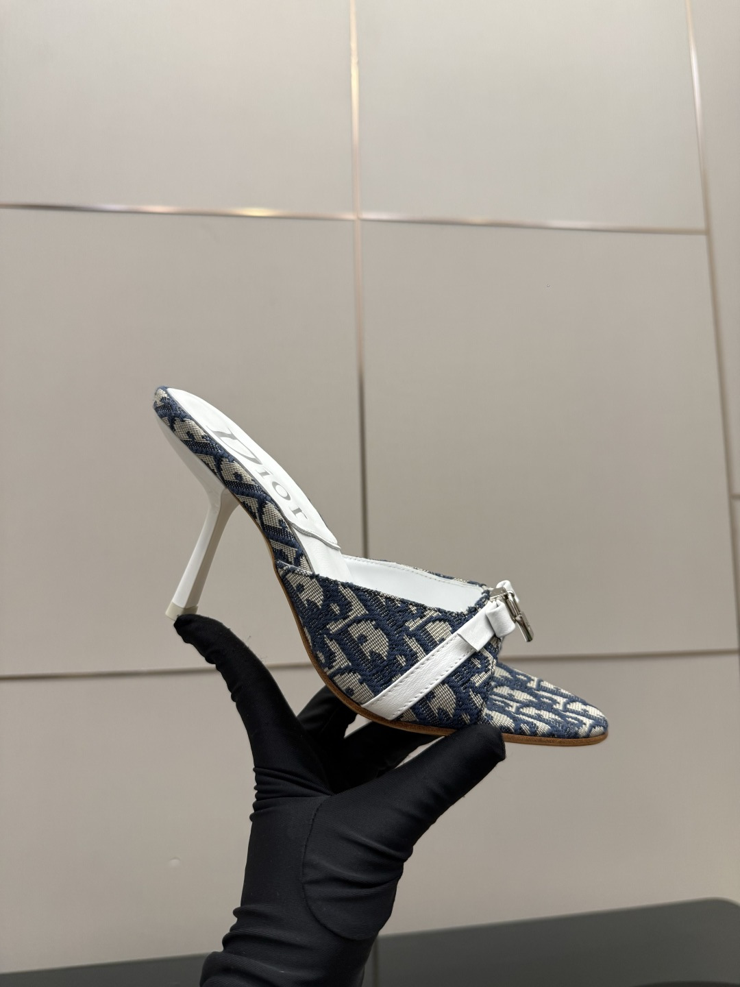 디올(DIOR) 패브릭 뮬 힐 신발
