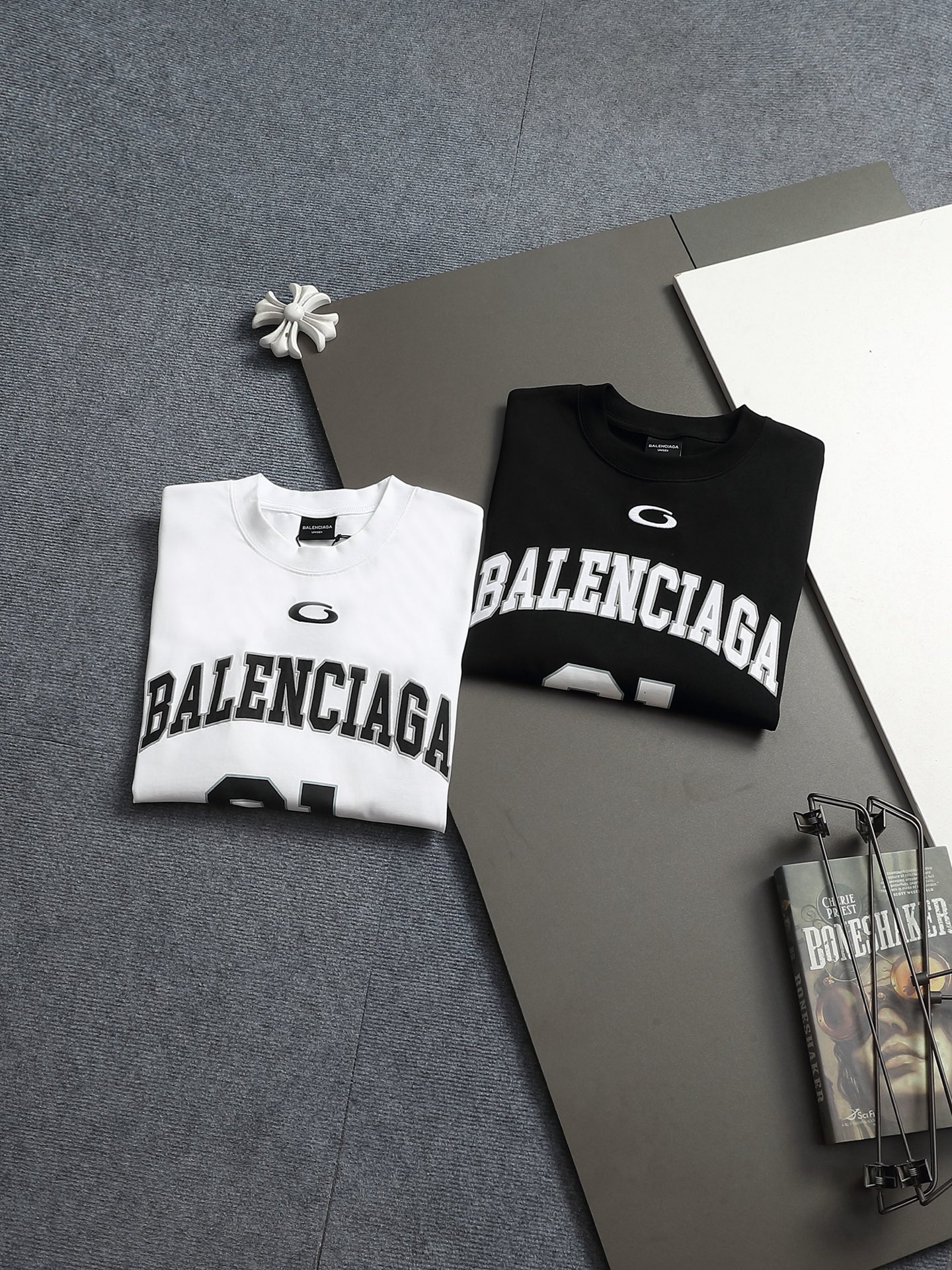 발렌시아가(Balenciaga) 그래픽 롱슬리브 티셔츠 상의 의류