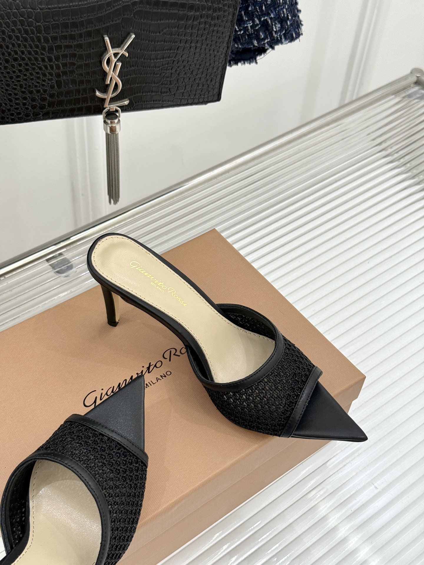 잔비토 로시(Gianvito Rossi) 미니멀 포인티드 힐 슬리퍼 신발