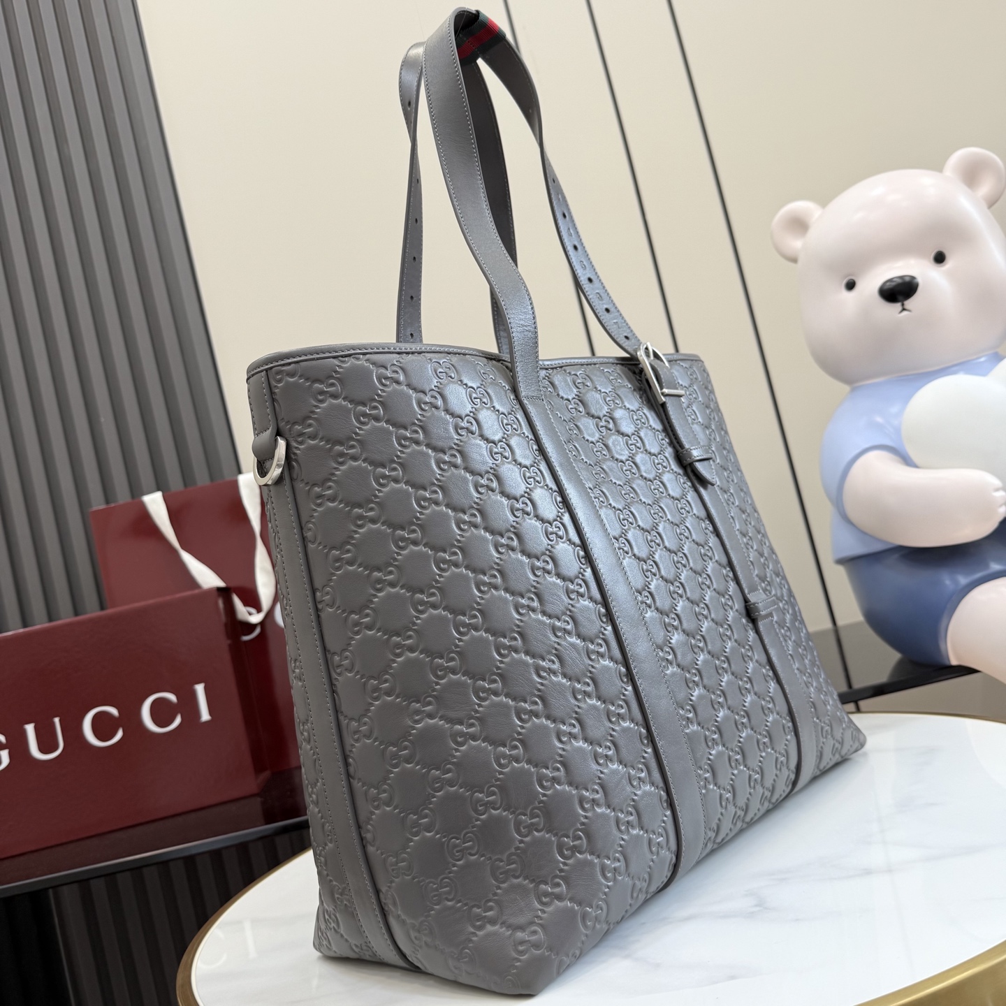 GUCCI 구찌 GG 엠블럼(GG Emblem) 엠보싱 레더 토트백 - 그레이 가방
