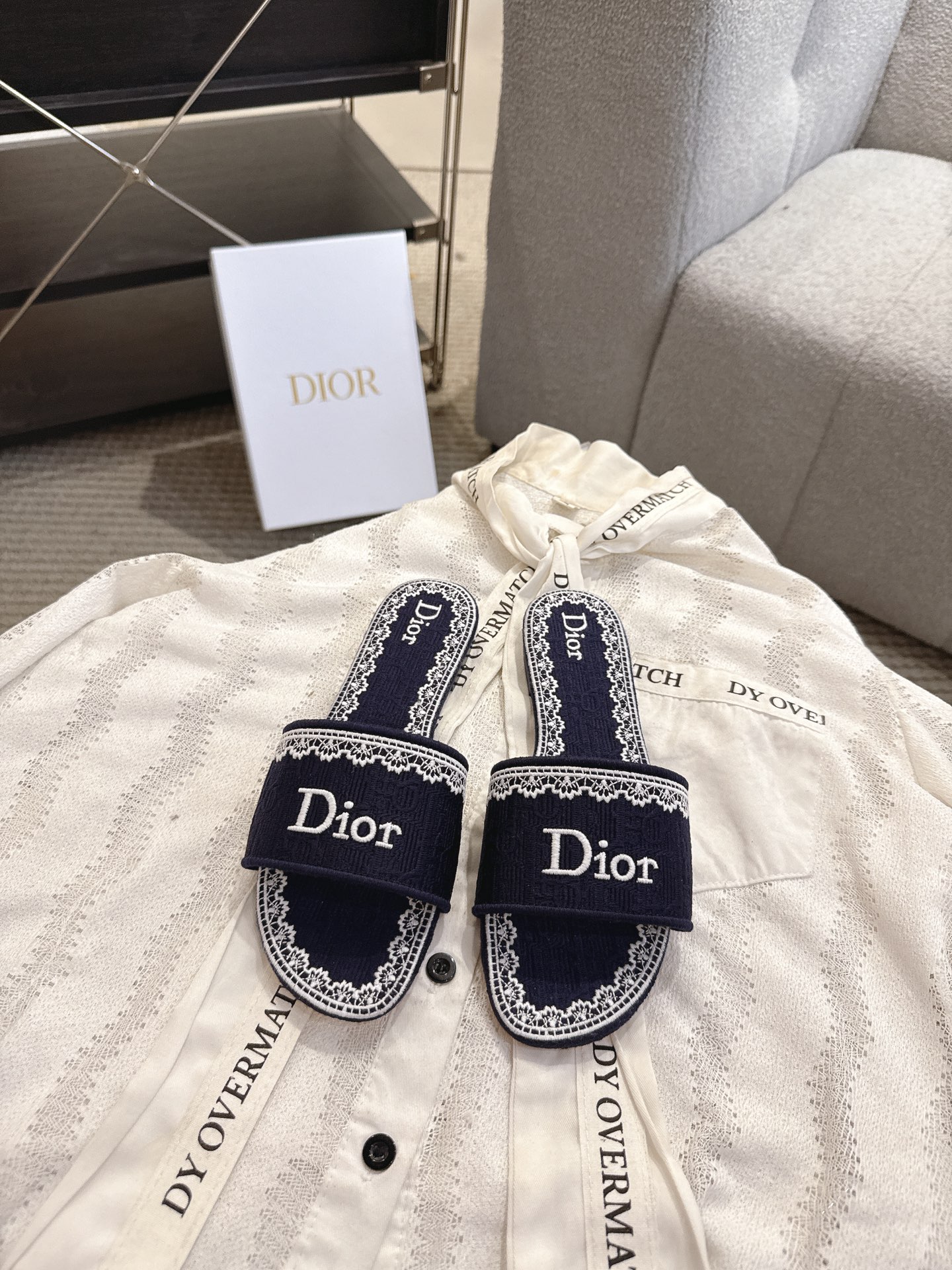 디올(DIOR) 플라워 자수 로고 슬라이드 슬리퍼