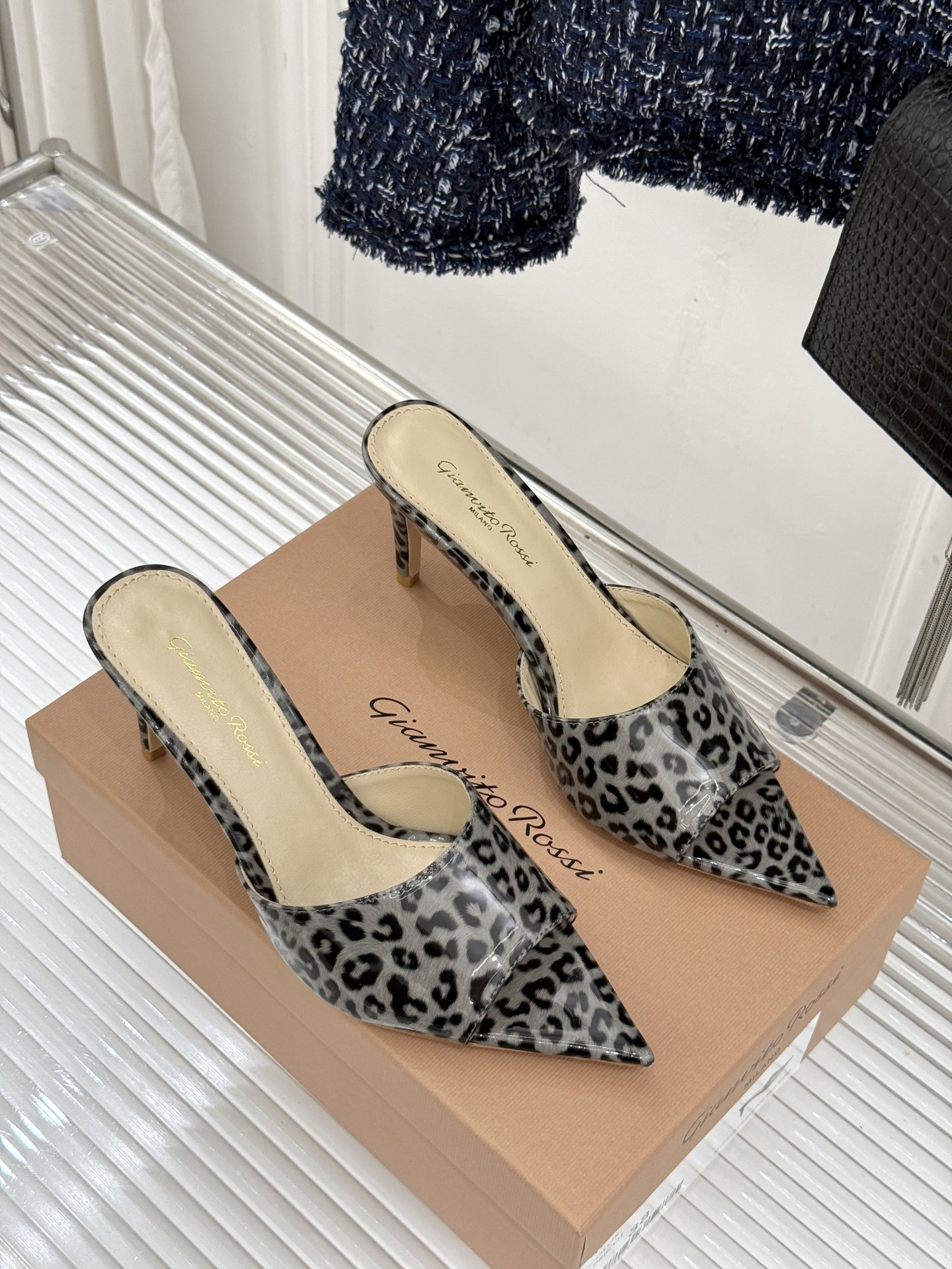 지안비토 로시(Gianvito Rossi) 슬림 포인티드 힐 슬리퍼 신발