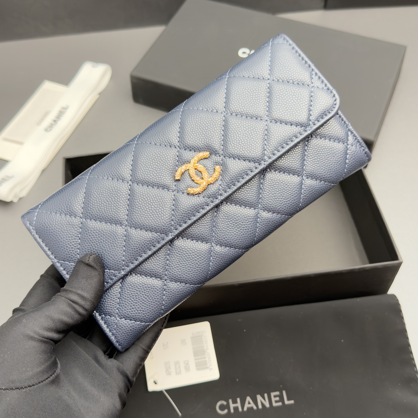 [Chanel] 샤넬 26SS 캐비어 멀티 젬스톤 플랩 장지갑