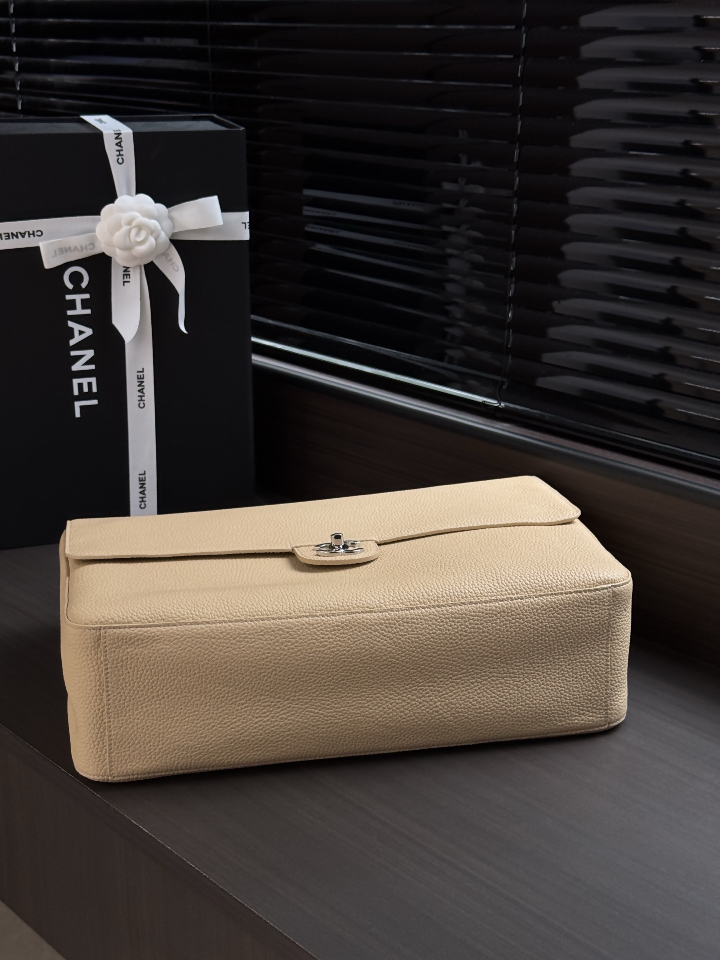 [CHANEL] 샤넬 26S 맥시 플랩 백 가방 AS6233