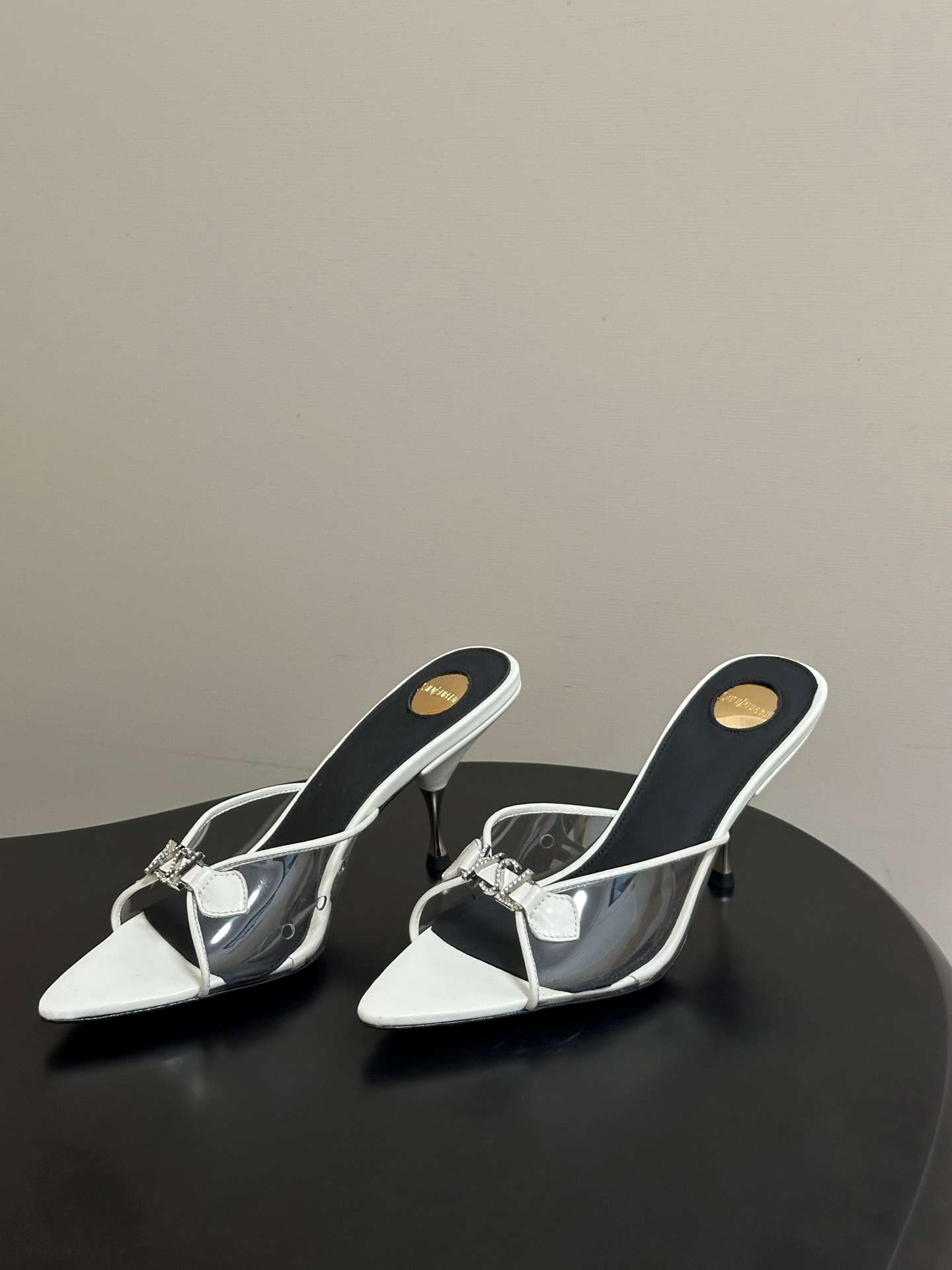 생로랑(SAINT LAURENT) 라인스톤 포인티드토 힐 신발