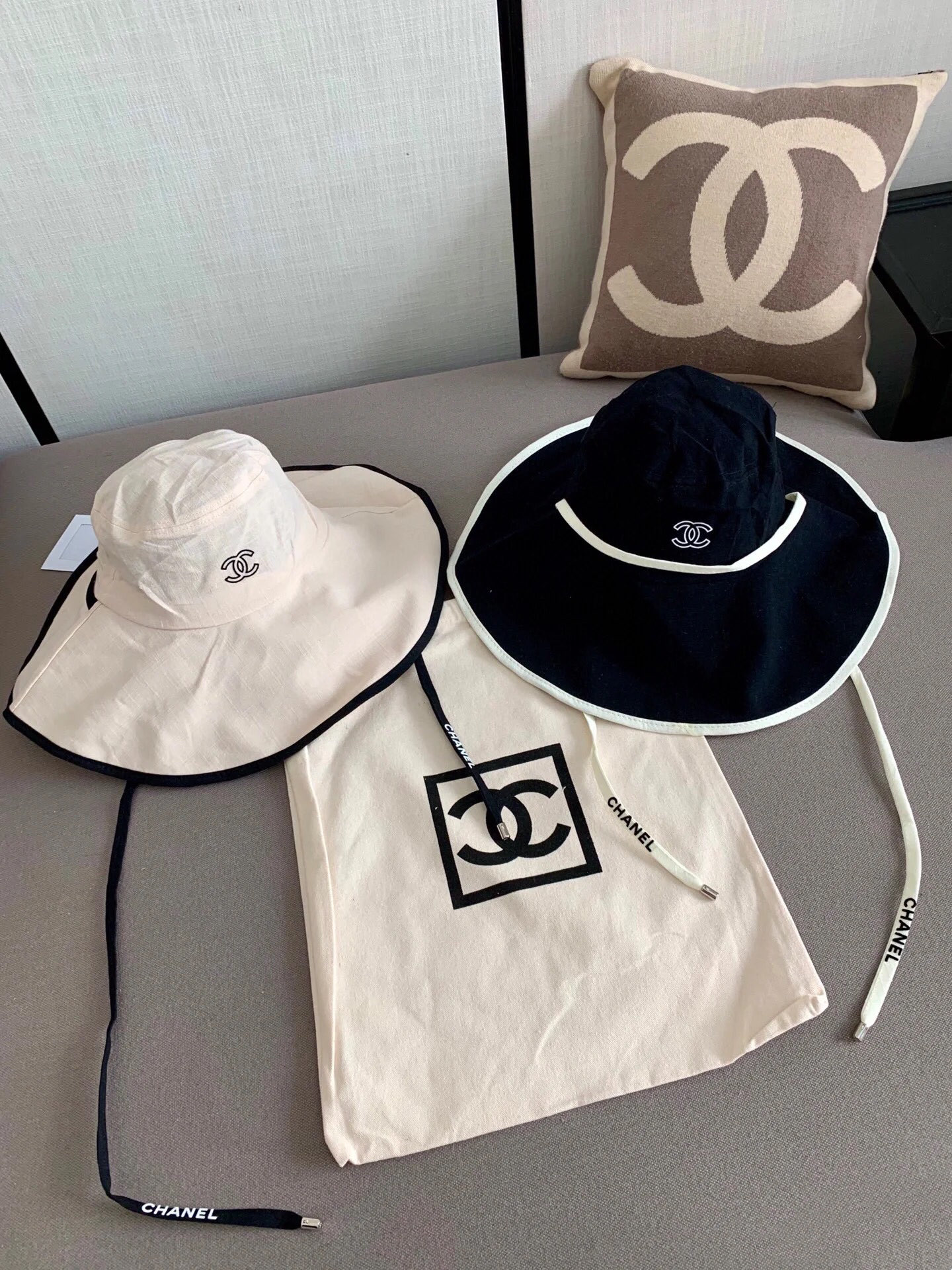 샤넬(CHANEL) 와이드 브림 버킷햇 모자