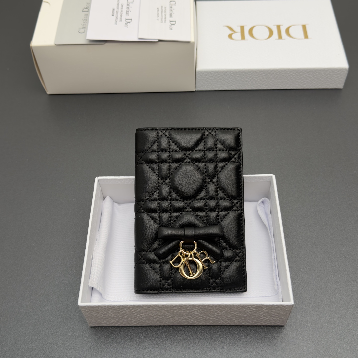 [Dior] 디올 Lady 레이디 까나쥬 램스킨 패스포트 홀더 지갑 / S2626 복제