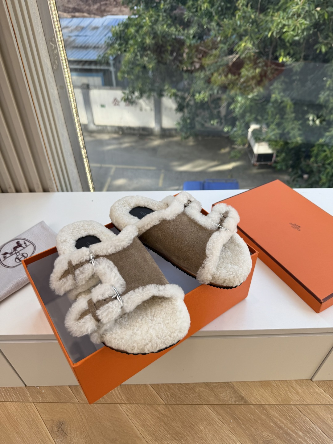 에르메스(HERMES) 시어링 퍼 뮬 슬리퍼 신발