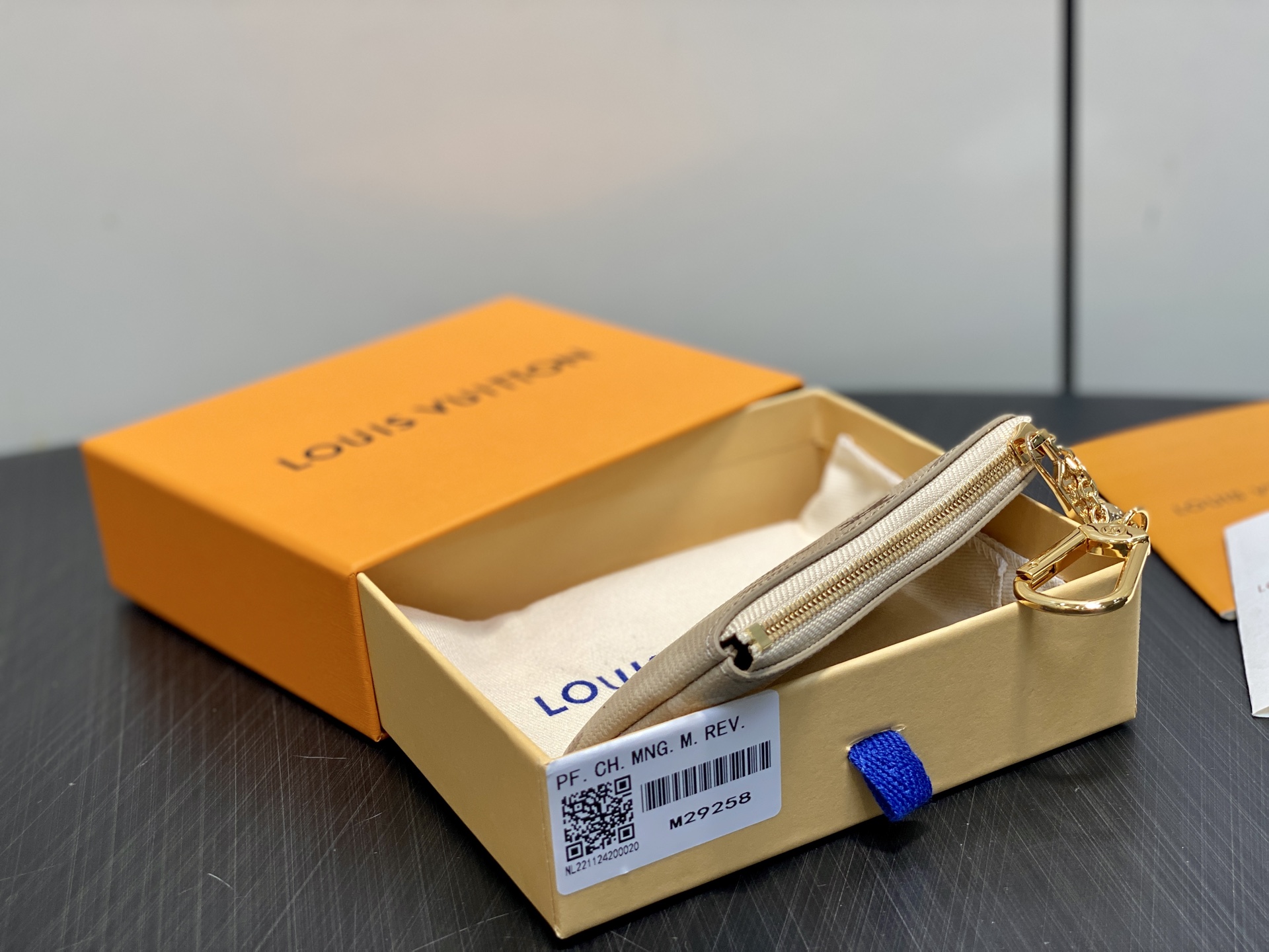 [Louis Vuitton] LV 루이비통 모노그램 서플러스 포쉐트 클레 (에이프리콧 그레이) 지갑