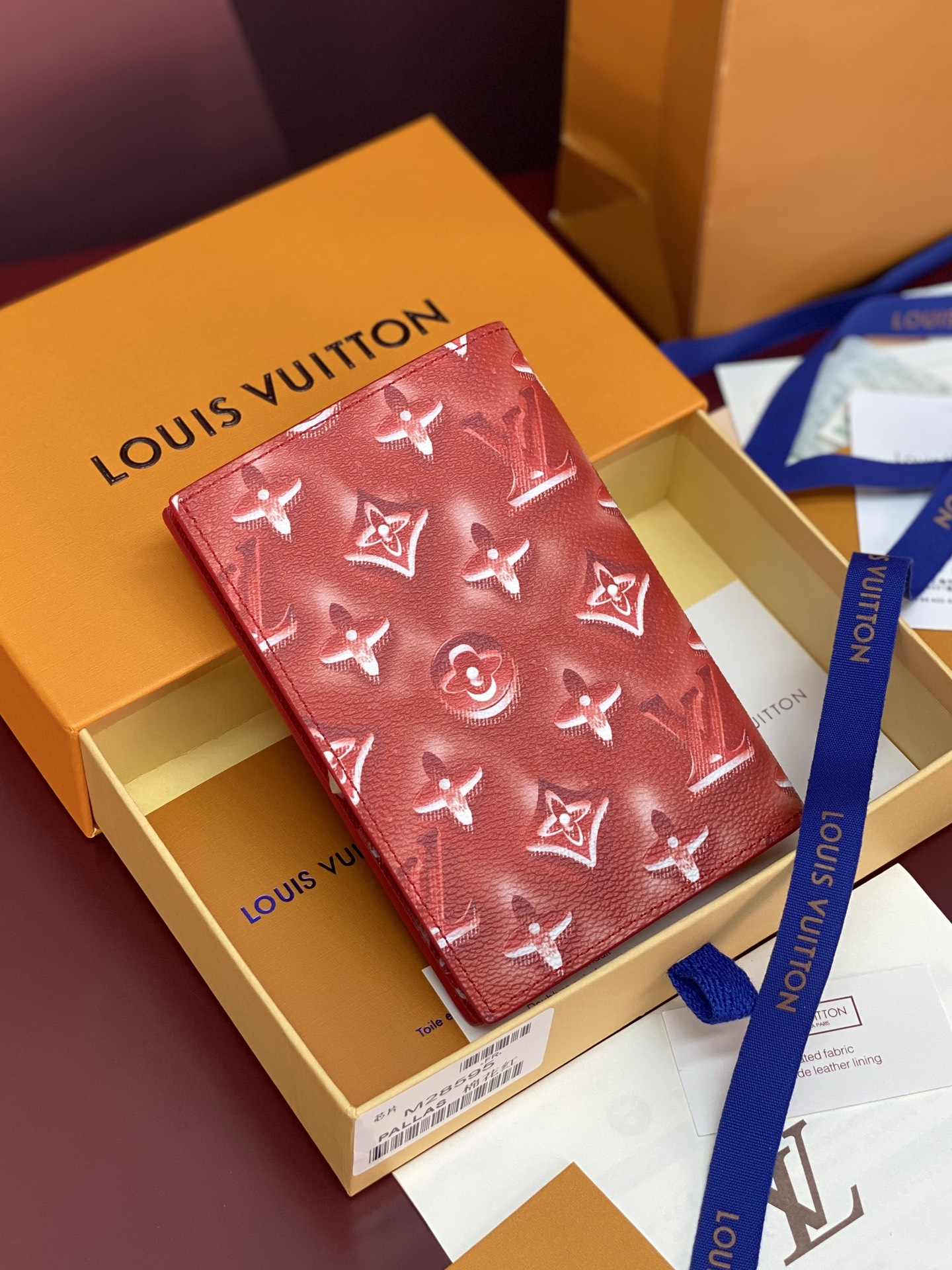 [Louis Vuitton] LV 루이비통 모노그램 포레스트 패스포트 커버 (코튼 레드) 여권 지갑
