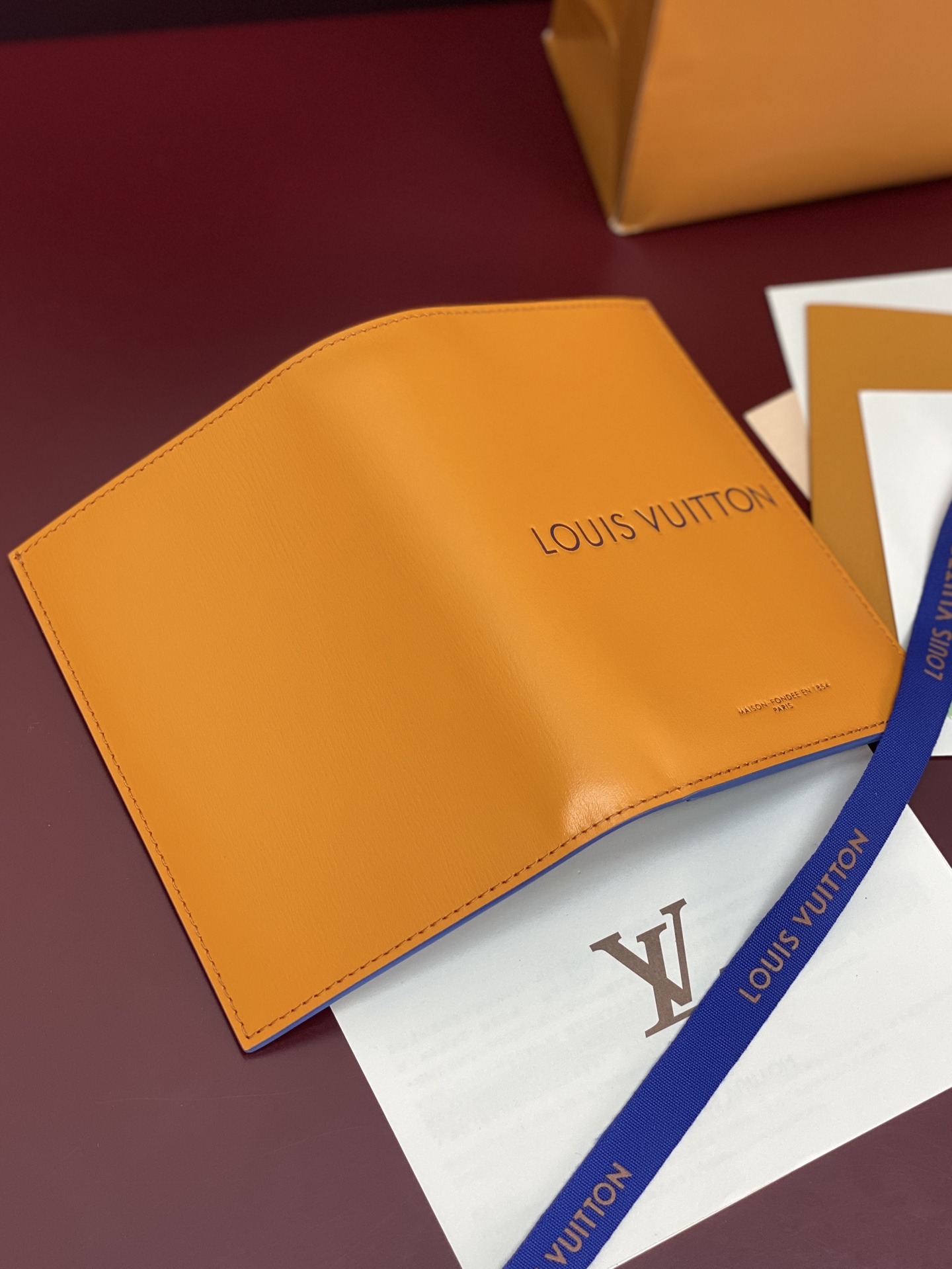 [Louis Vuitton] LV 루이비통 쇼퍼백 모티브 Packaging 패스포트 홀더 지갑 M2A444