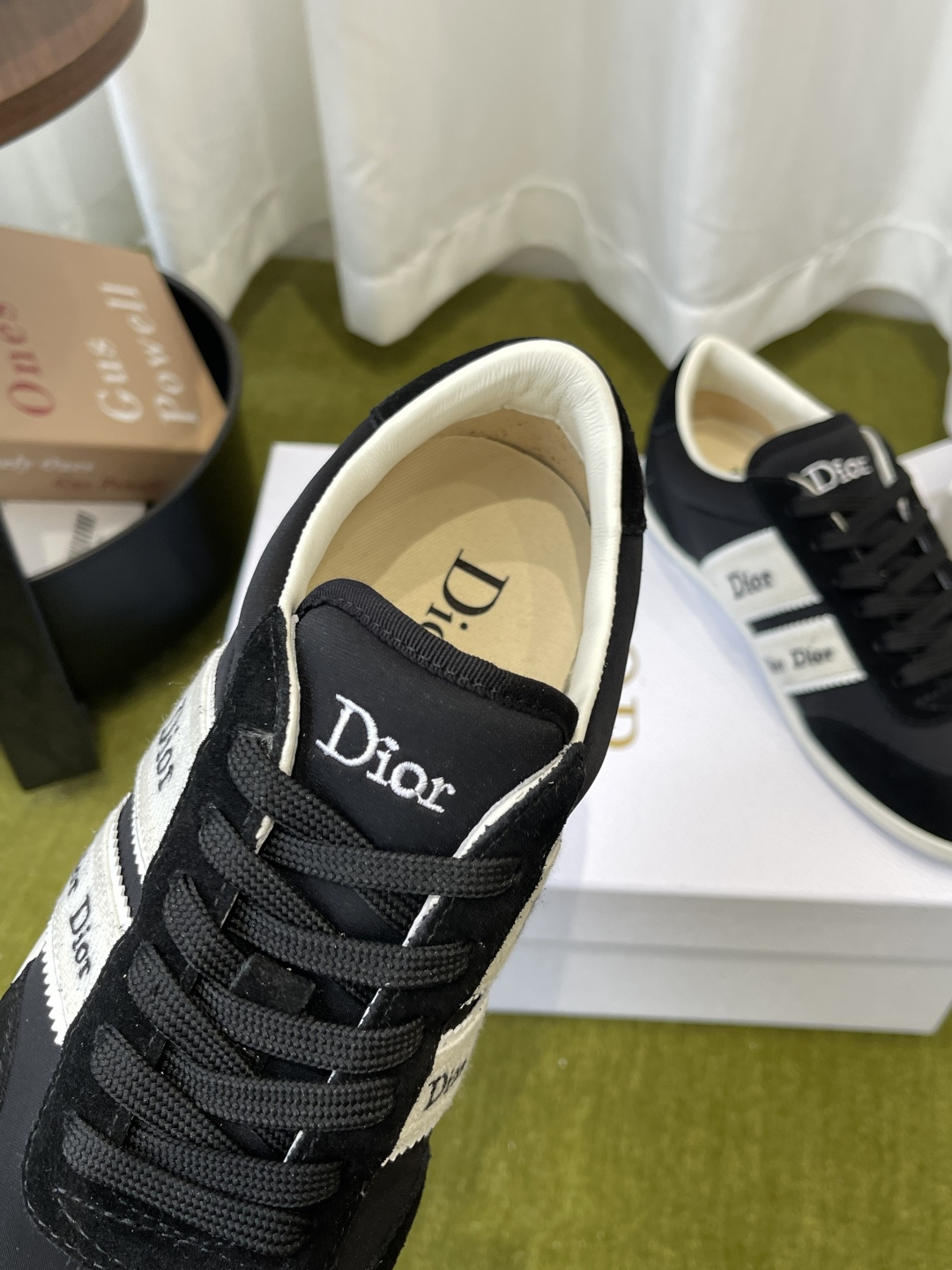 디올(DIOR) 리본 레터링 스웨이드 독일군 스니커즈 신발