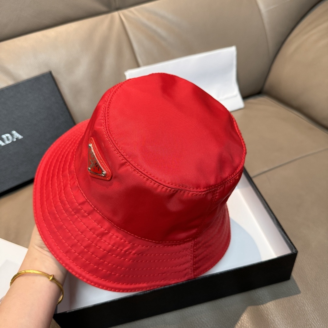 프라다(PRADA) 삼각 로고 옥스포드 버킷햇 모자