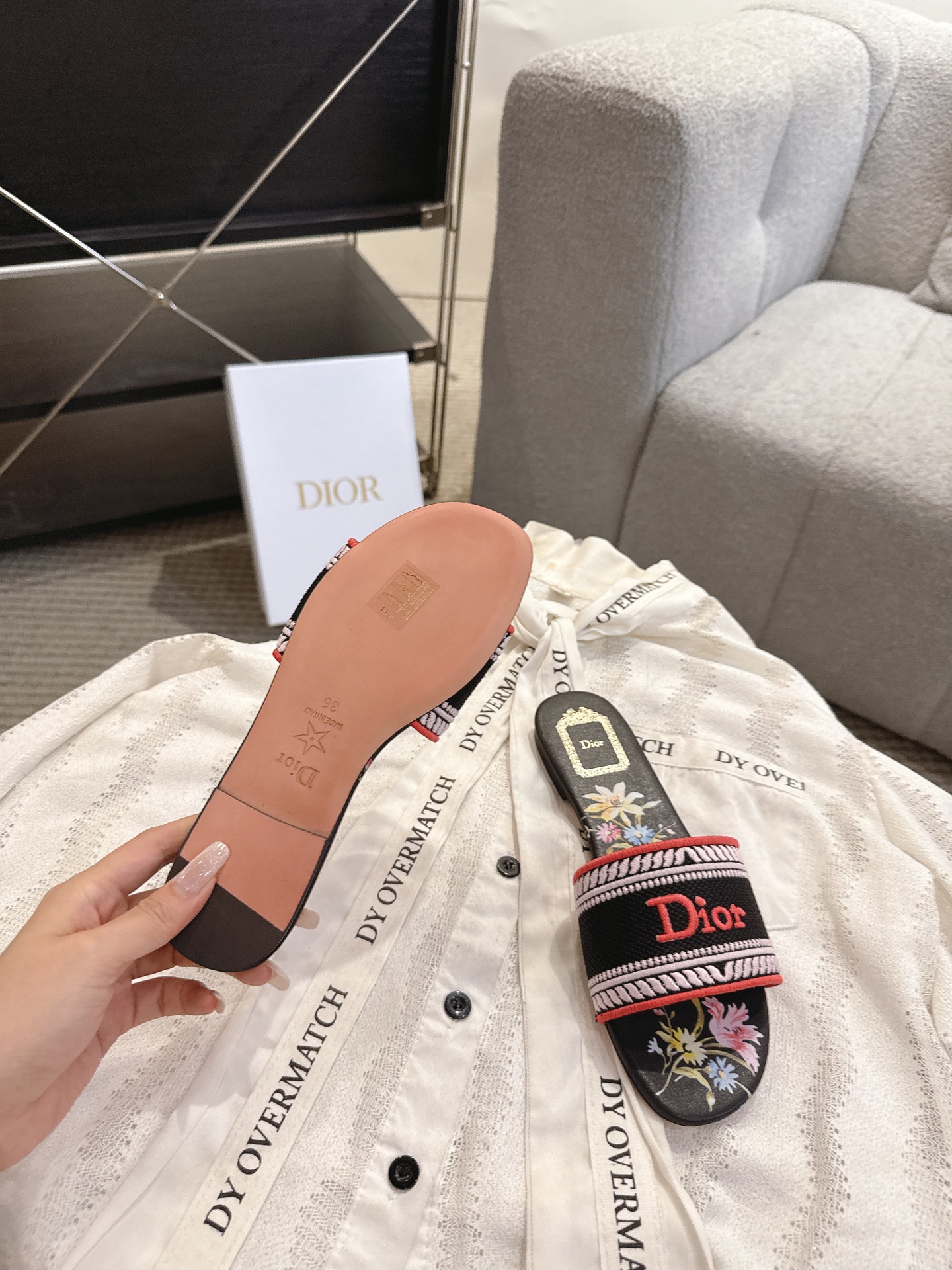 디올(DIOR) 플라워 자수 로고 슬라이드 슬리퍼