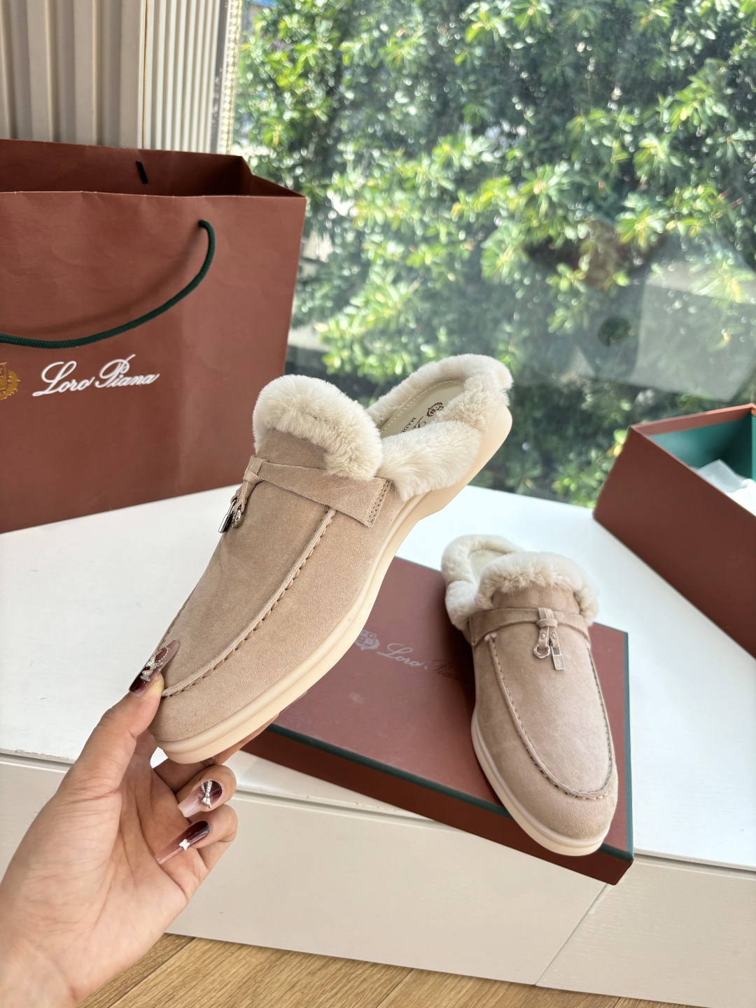 로로피아나(Loro Piana) 커플 퍼 트리밍 스웨이드 뮬 슬리퍼 신발