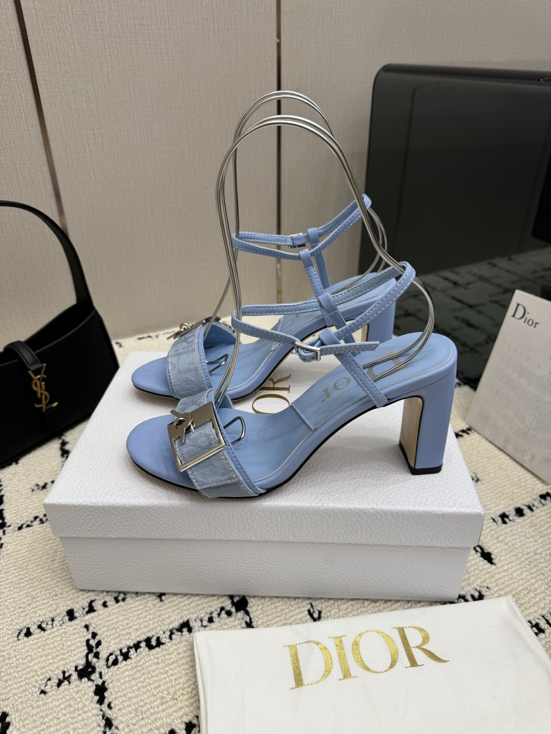 디올(DIOR) 로고 버클 데님 레더 샌들 신발