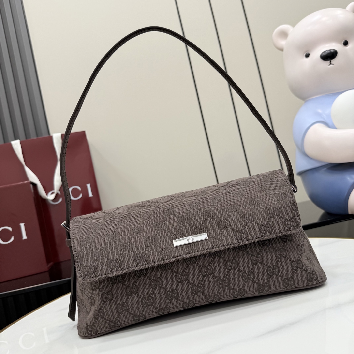 [Gucci] 구찌 (Generation) GG 캔버스 플랩 숄더백 (다크 브라운) 가방