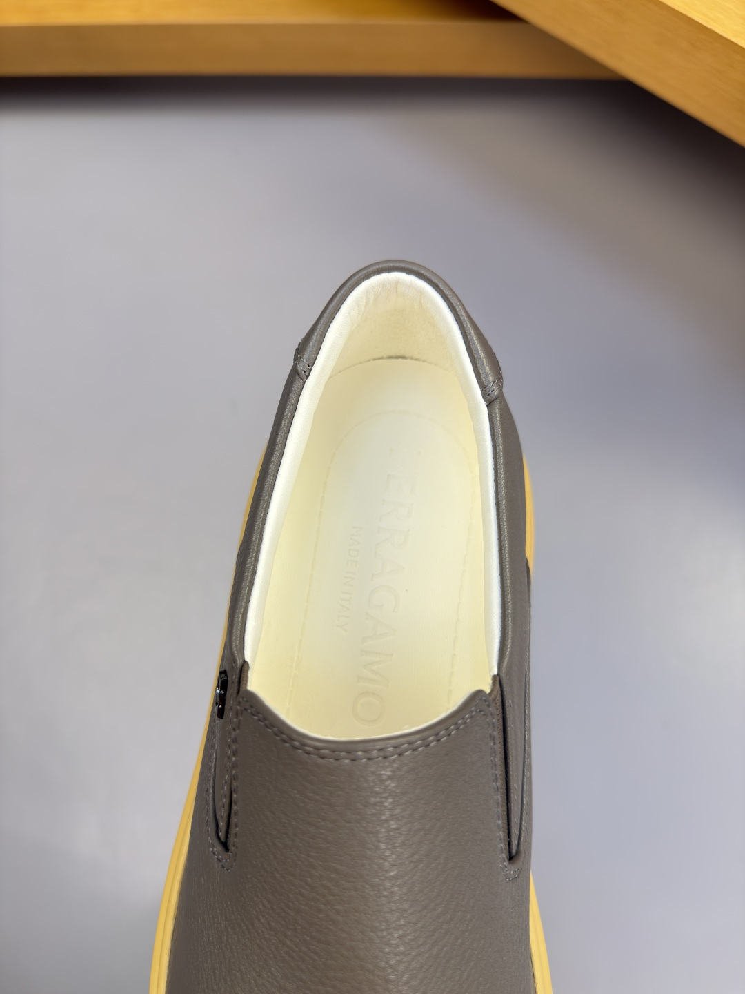 [Salvatore Ferragamo] 페라가모 프리미엄 슈링크 레더 미니멀 슬립온 스니커즈 신발