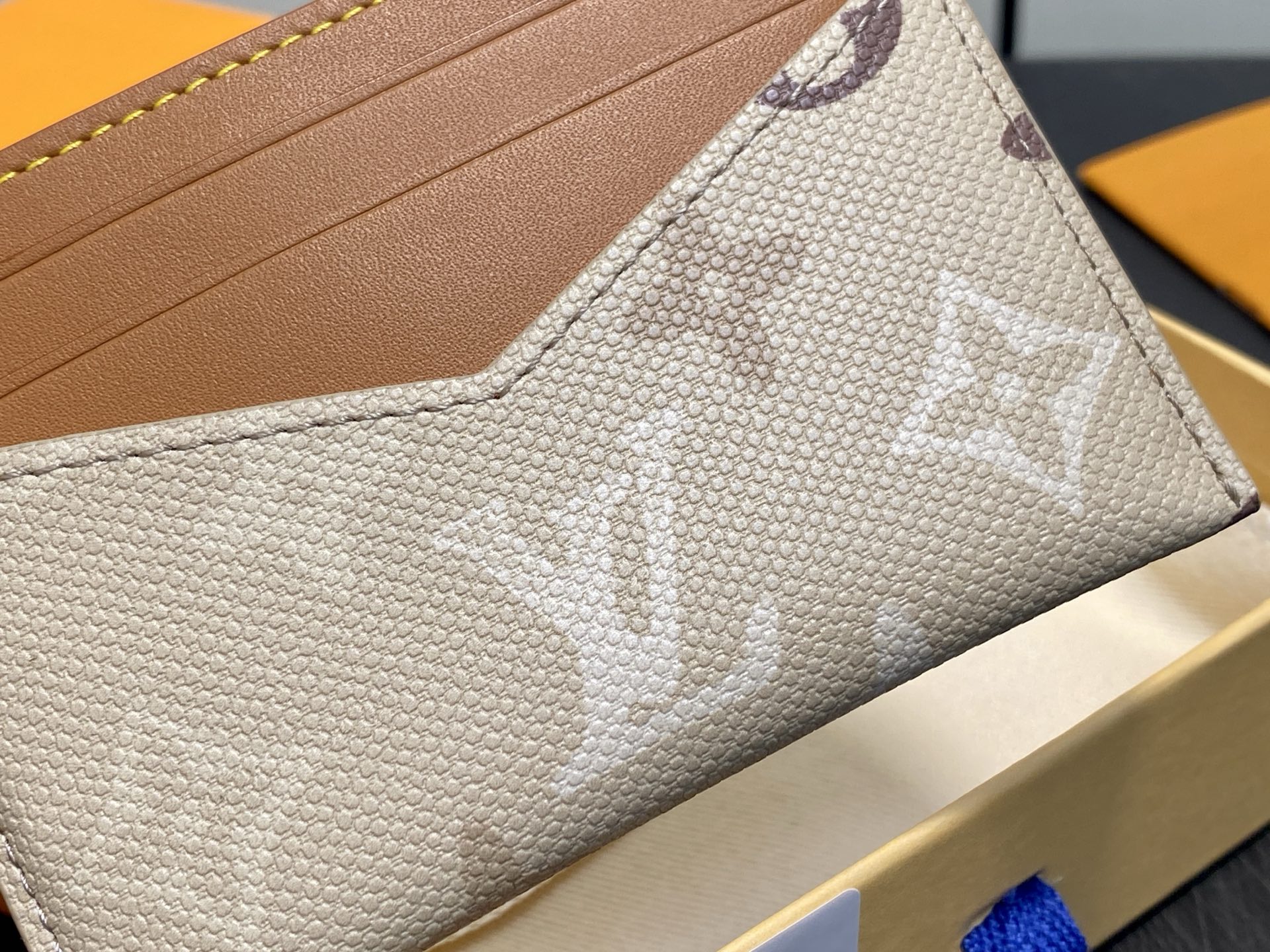 [Louis Vuitton] LV 루이비통 모노그램 서플러스 트리플 카드 홀더 (에이프리콧 그레이) 지갑