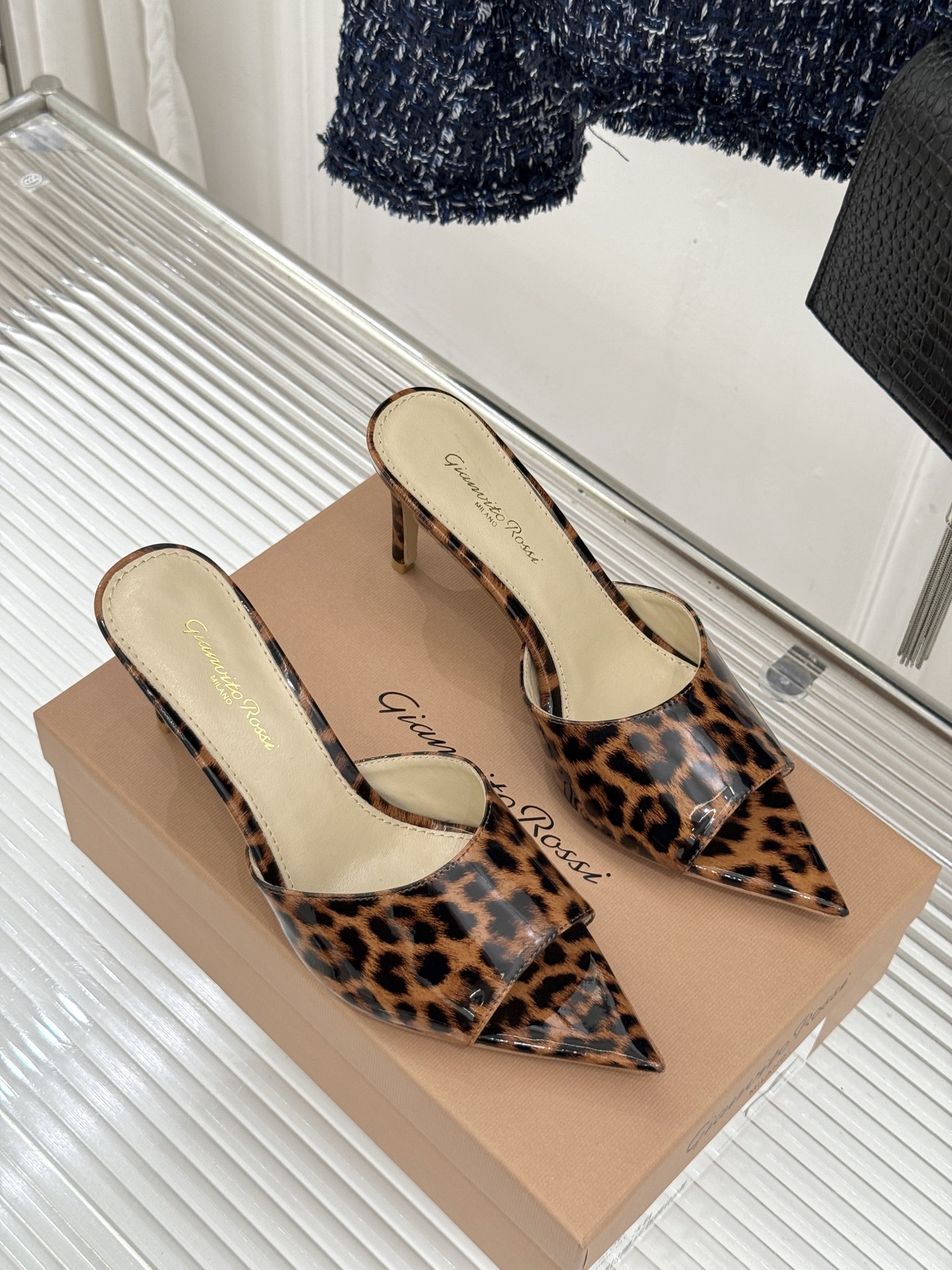 지안비토 로시(Gianvito Rossi) 슬림 포인티드 힐 슬리퍼 신발