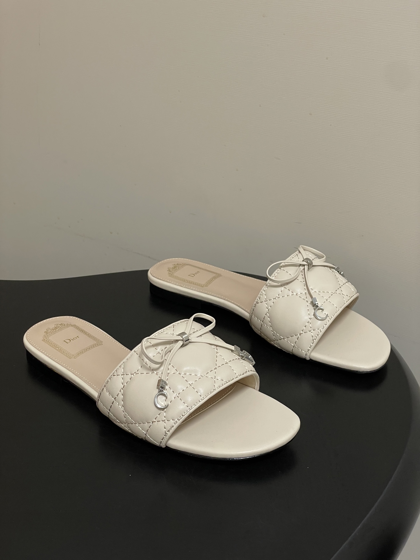 디올(DIOR) 퀼팅 리본 슬리퍼 신발