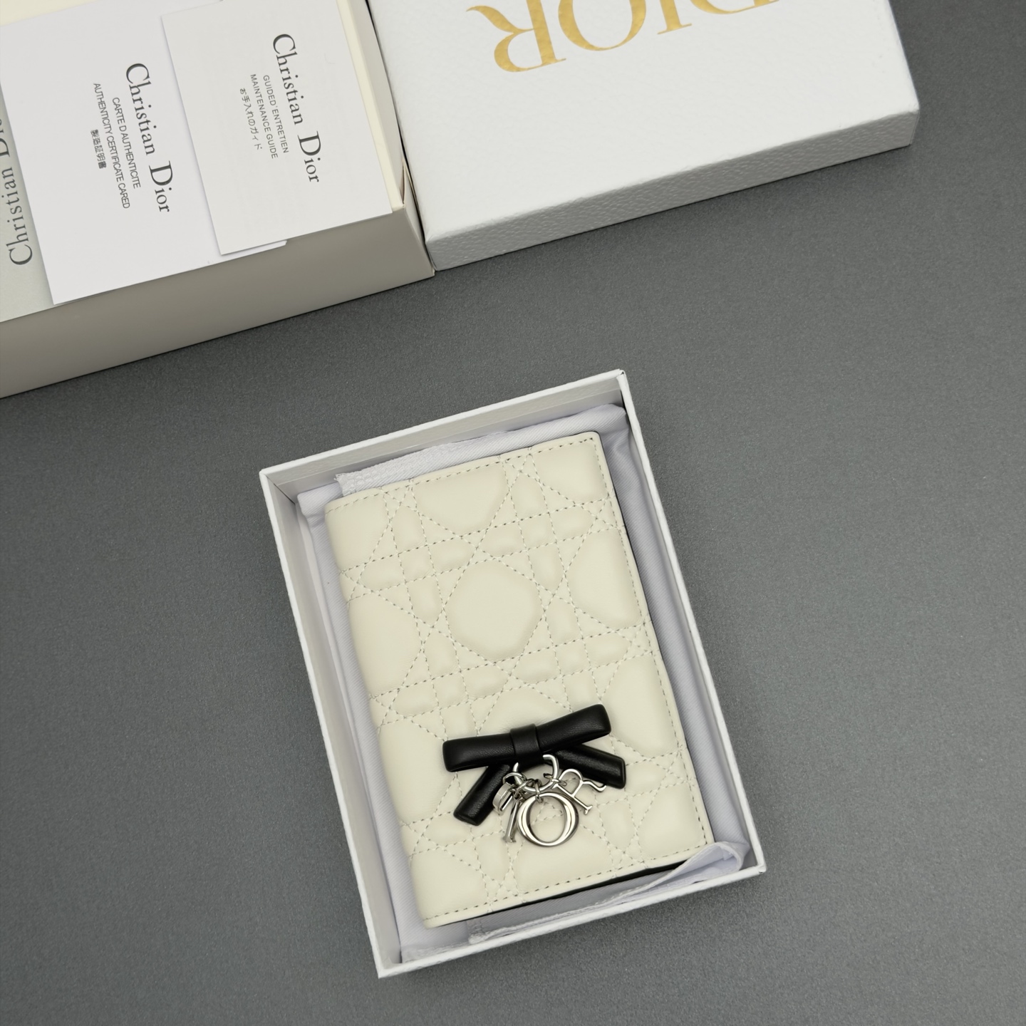 [Dior] 디올 Lady 레이디 까나쥬 램스킨 패스포트 홀더 지갑 / S2626