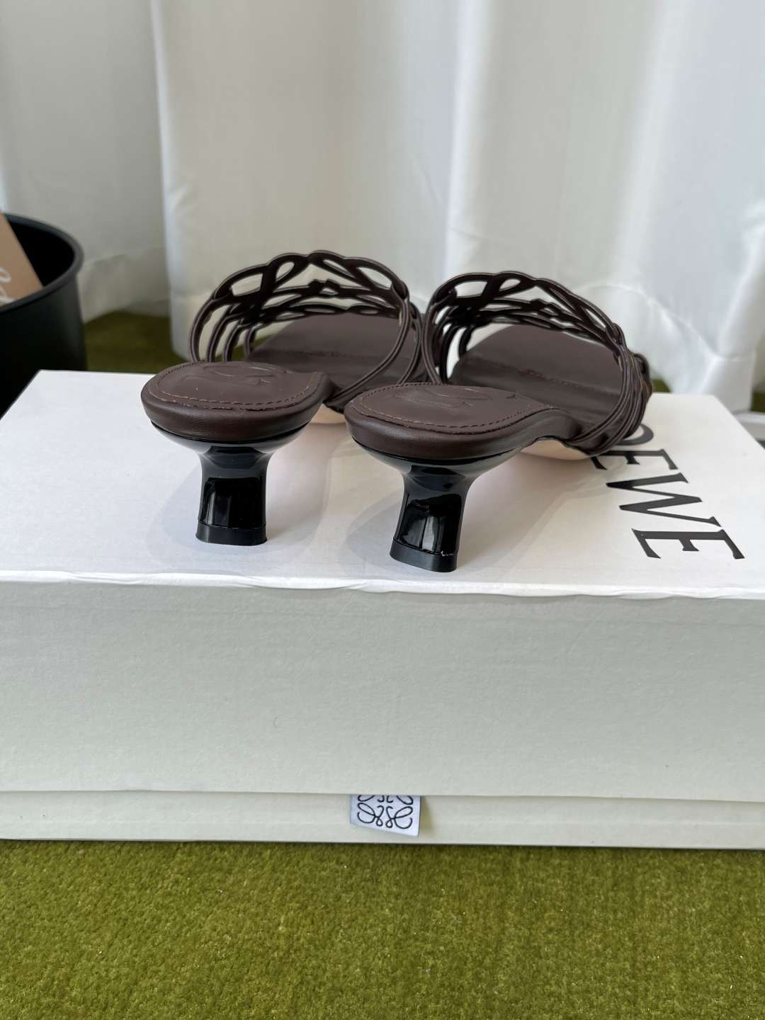 로에베(LOEWE) 아나그램 스트랩 스퀘어토 키튼힐 신발
