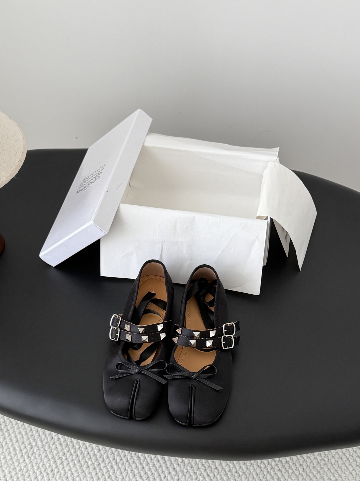 메종 마르지엘라(Maison Margiela) 타비 스터드 스트랩 발레리나 플랫 신발