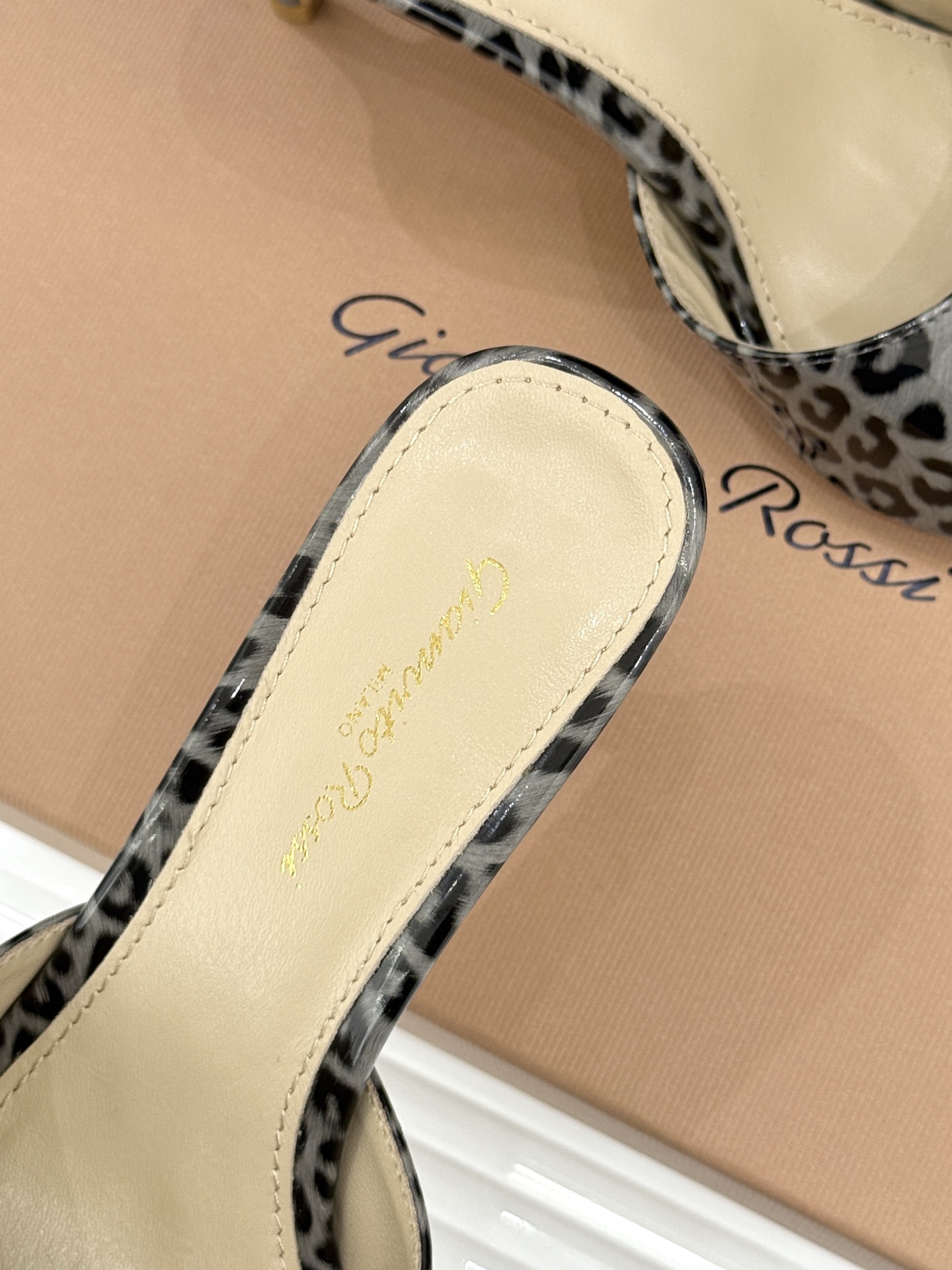 지안비토 로시(Gianvito Rossi) 슬림 포인티드 힐 슬리퍼 신발