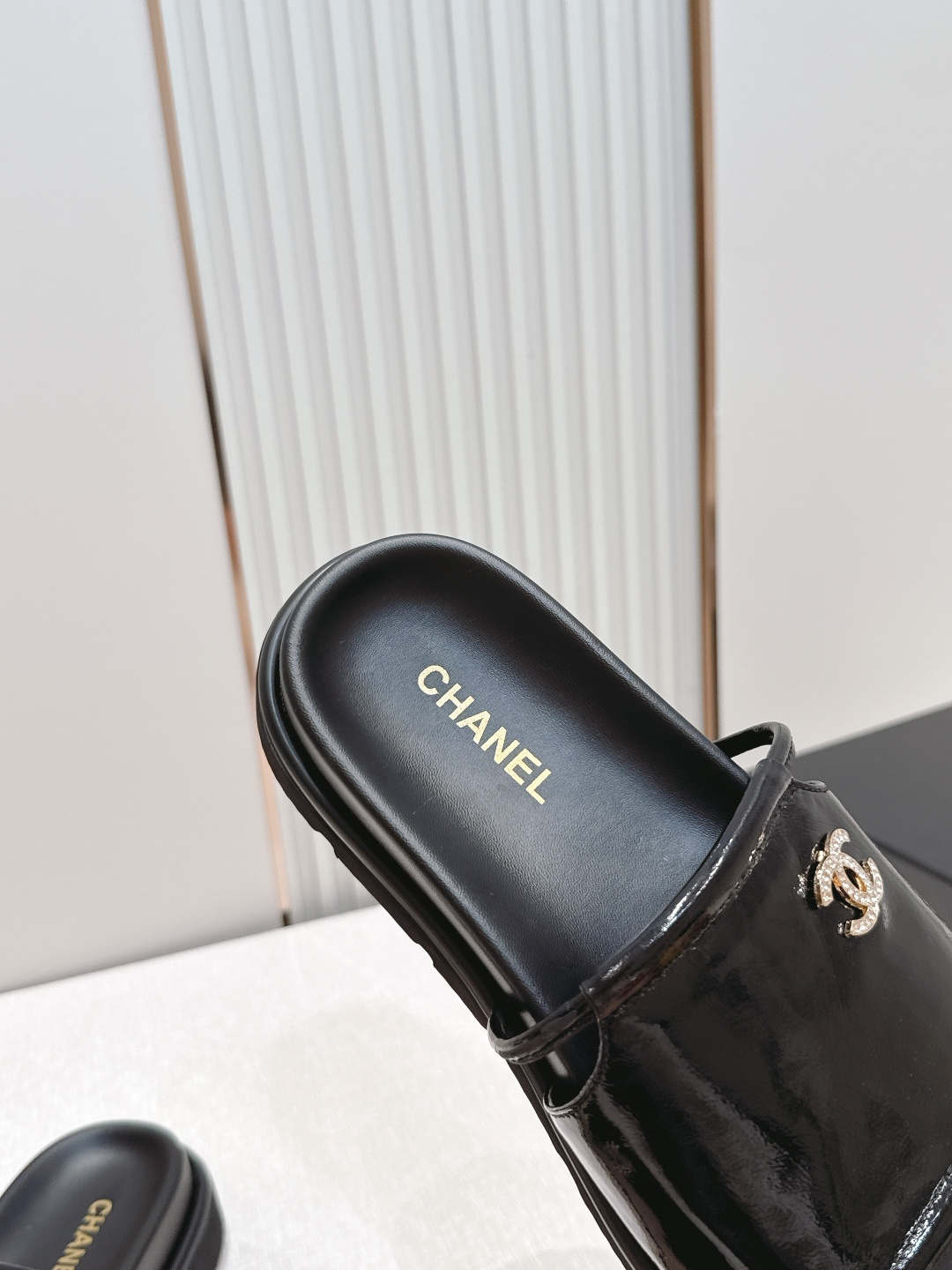 샤넬(CHANEL) 로고 슬라이드 샌들 신발