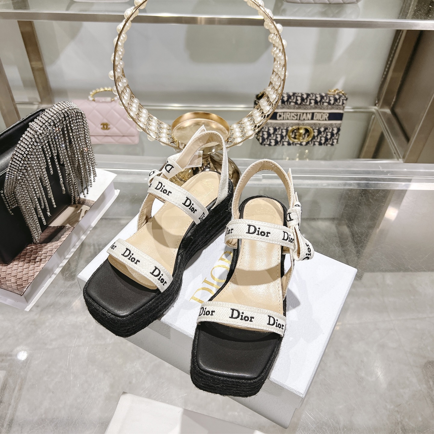 디올(DIOR) 로고 리본 더블 스트랩 플랫폼 샌들 신발