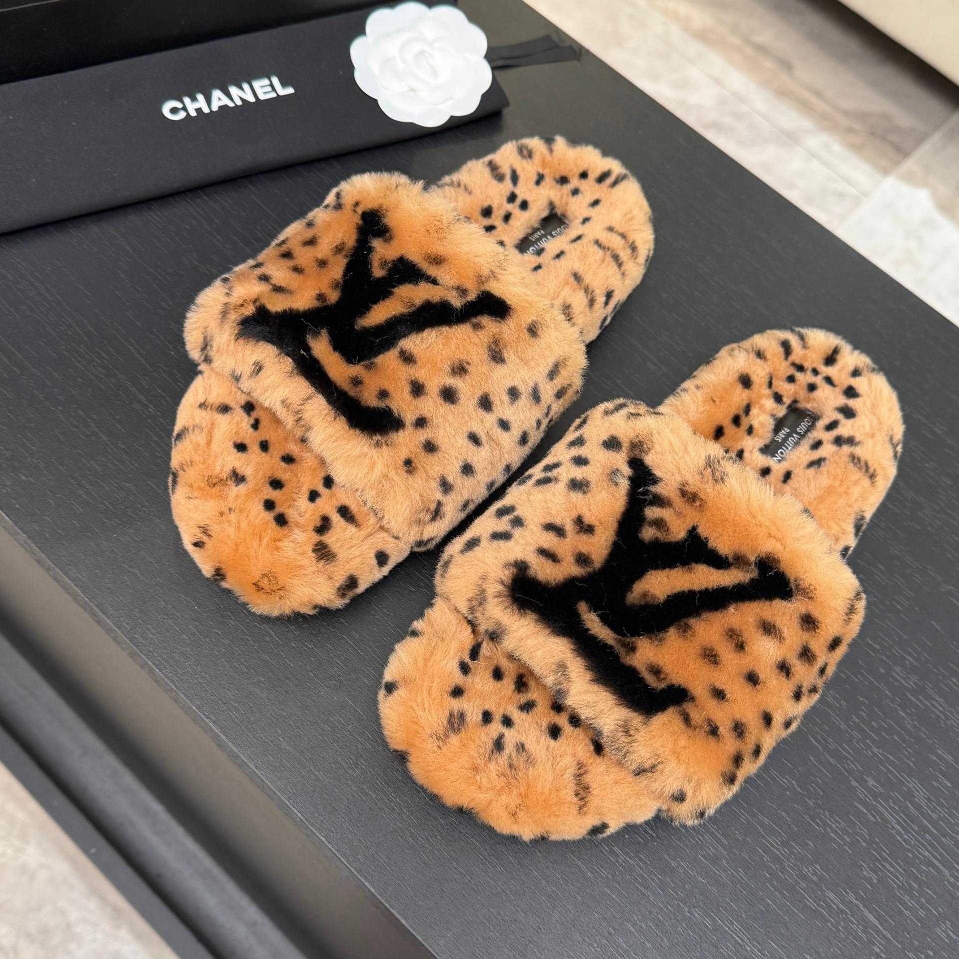 루이비통(LV) 시어링 퍼 슬리퍼 신발